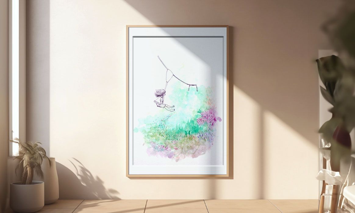 Een schilderij hangt aan de muur in een kamer naast een raam. Aquarel, pen tekening  van Jasmijn Mulder, Atelierkinderen