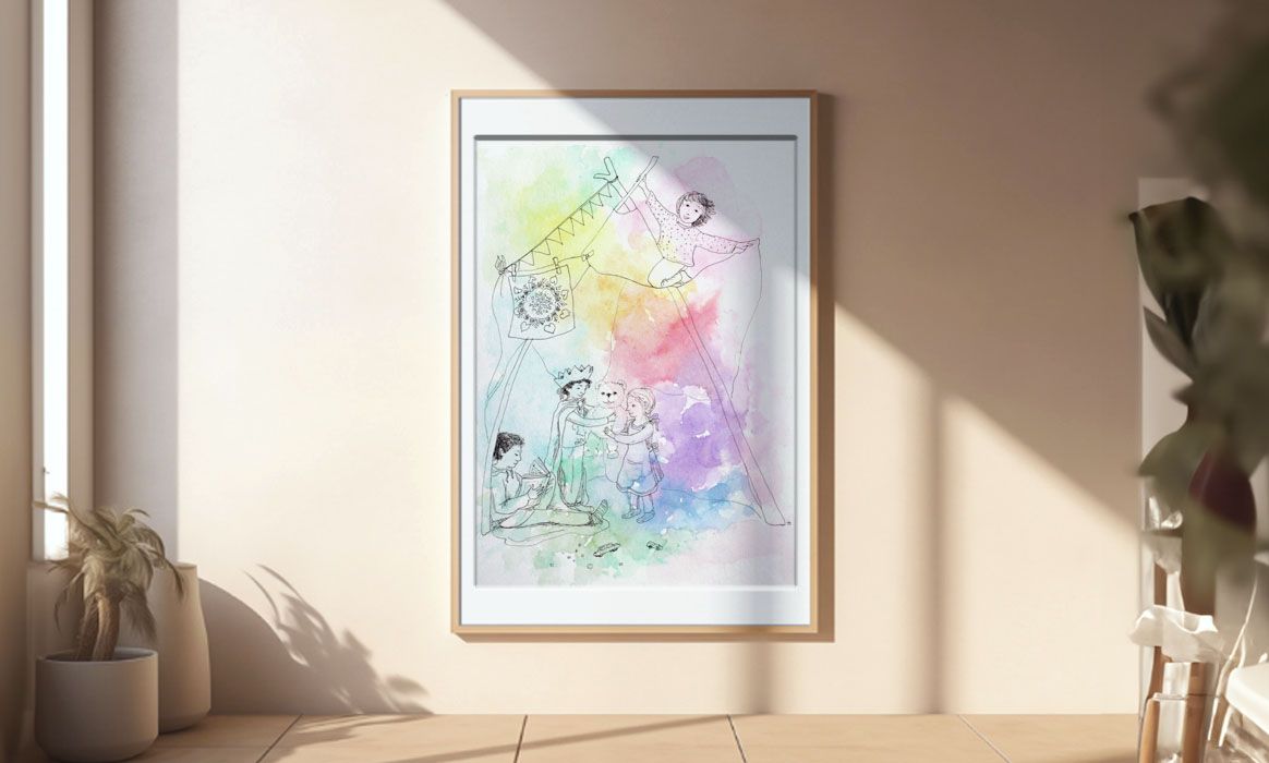 Een ingelijst schilderij hangt aan de muur in een woonkamer. 