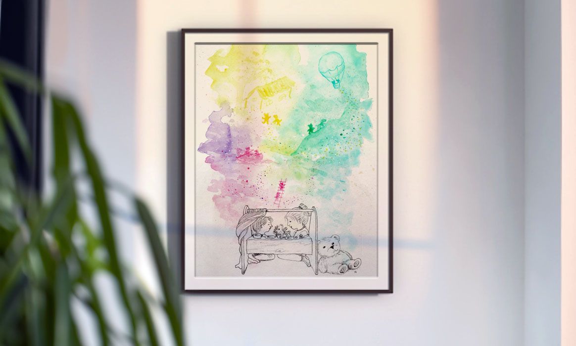 Een ingelijst schilderij hangt aan de muur naast een plant. Aquarel, pen tekening  van Jasmijn Mulder, Atelierkinderen