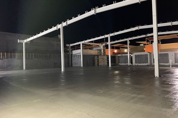 Un estacionamiento vacío con techo blanco por la noche.