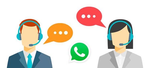 Un hombre y una mujer que llevan auriculares están hablando entre sí.