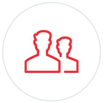 Dos personas están paradas una al lado de la otra en un círculo.