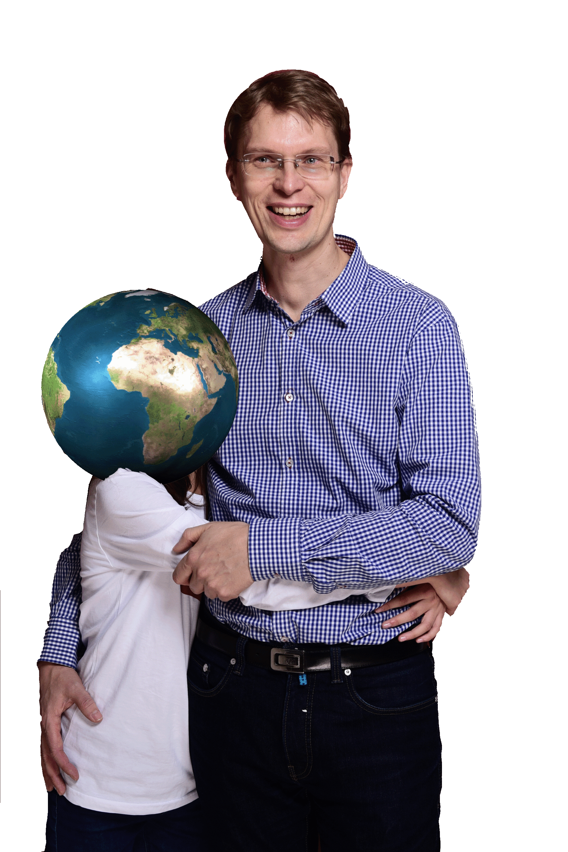 Martin steht lachend neben einer kleinen Person, deren Kopf die Erde ist.