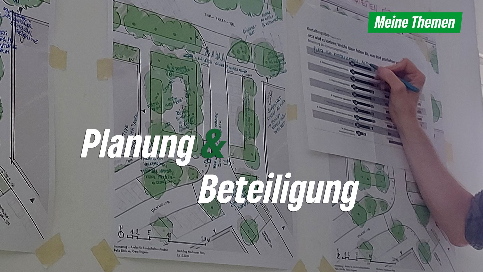 Wand mit Plänen und Hand, die eine Tabelle auf einem Blatt ausfüllt mit Text Planung und Beteiligung