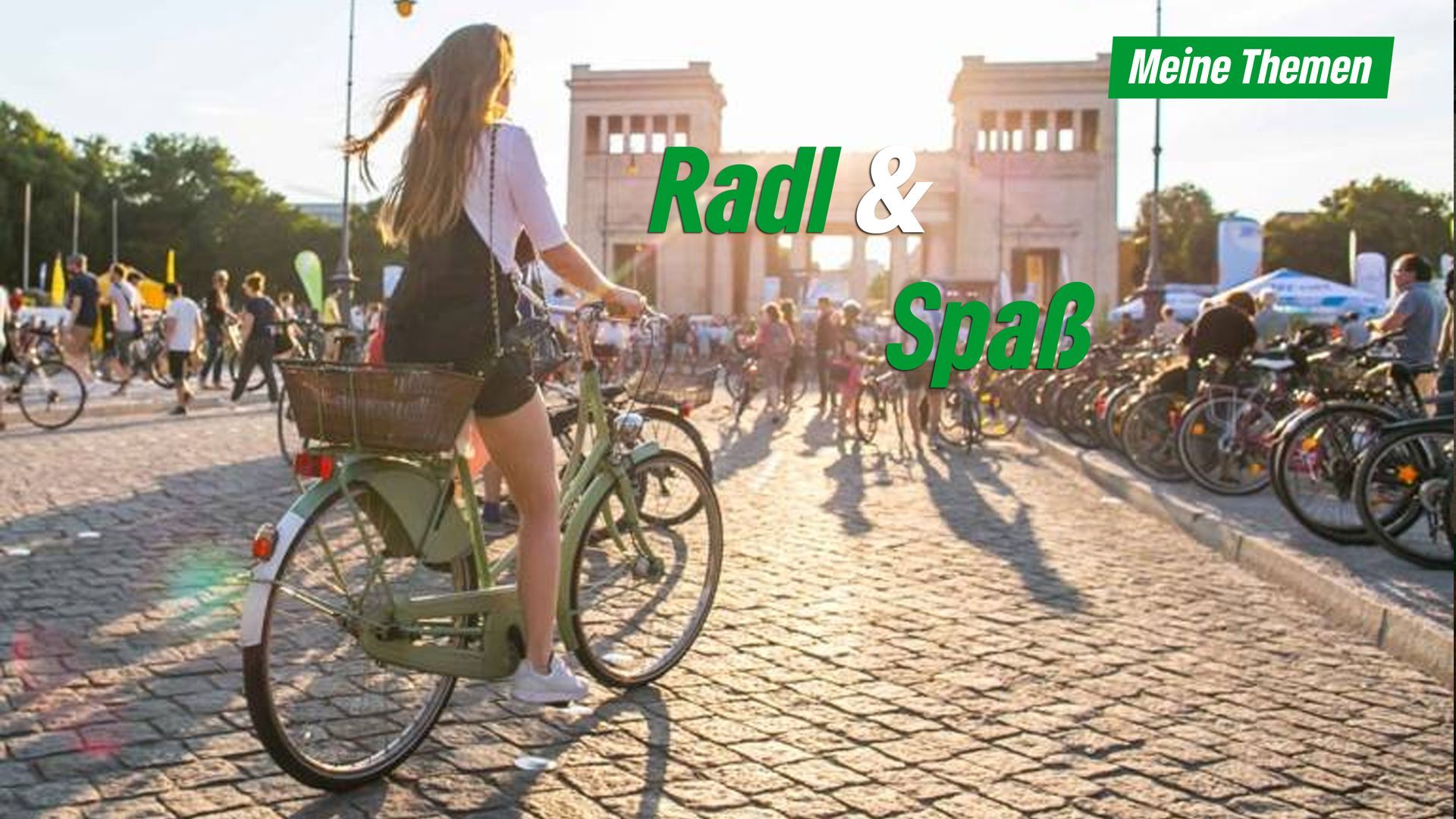 Radfahrerin auf dem Königsplatz mit Blick Richtung Tor und vielen Radln auf dem Platz mit Text Radl und Spaß