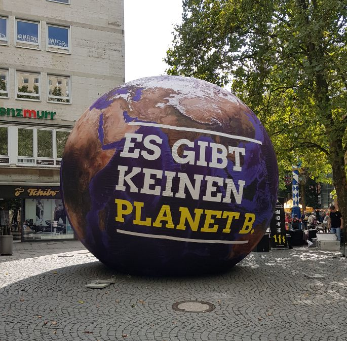 Erdball mit Aufchritt