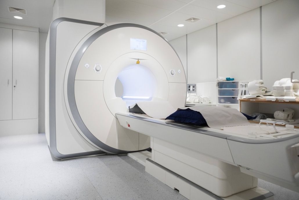 AdobeStock_120665699 A mri machine is sitting in a hospital room.