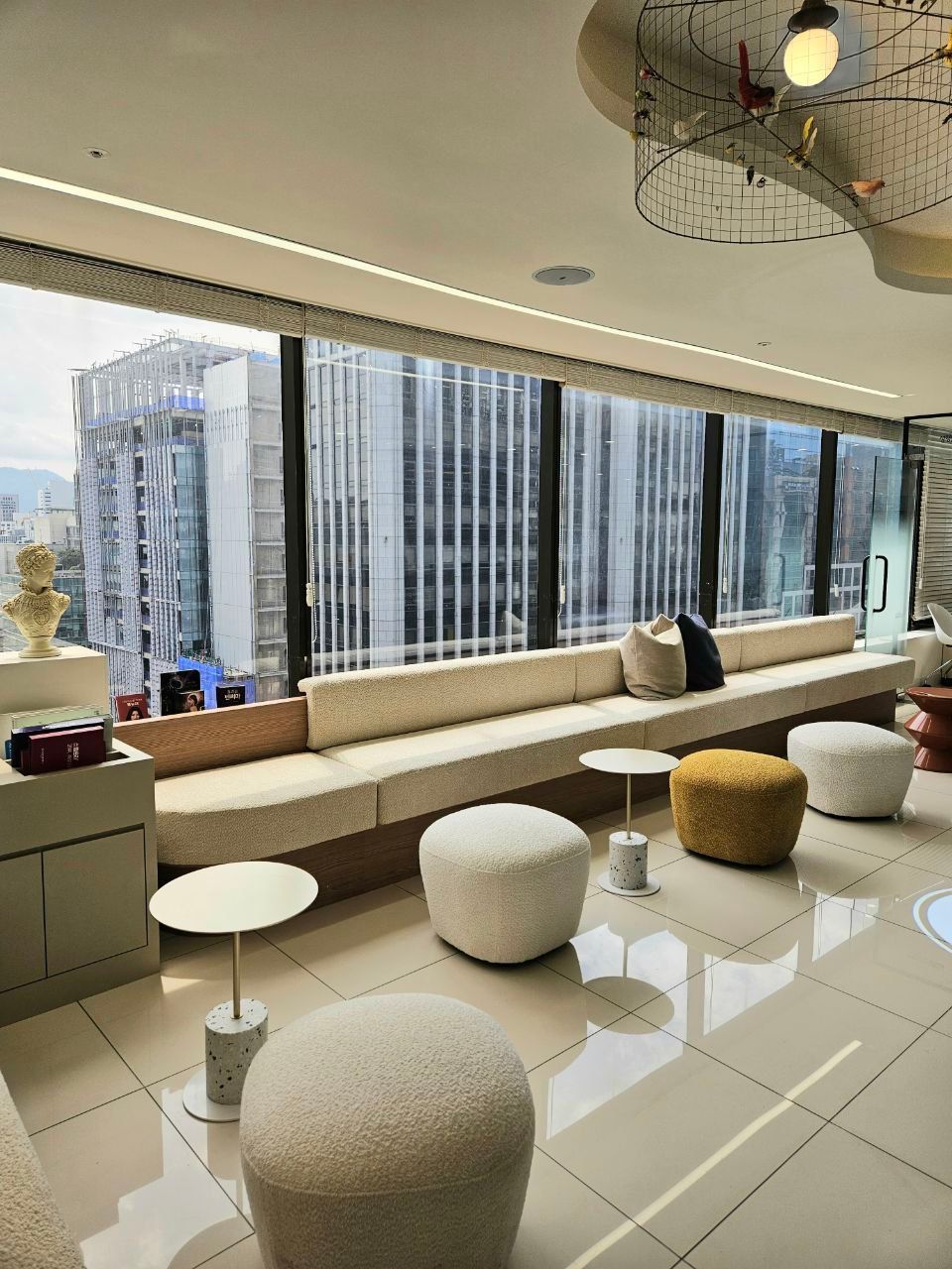 Recovery lounge with city view
