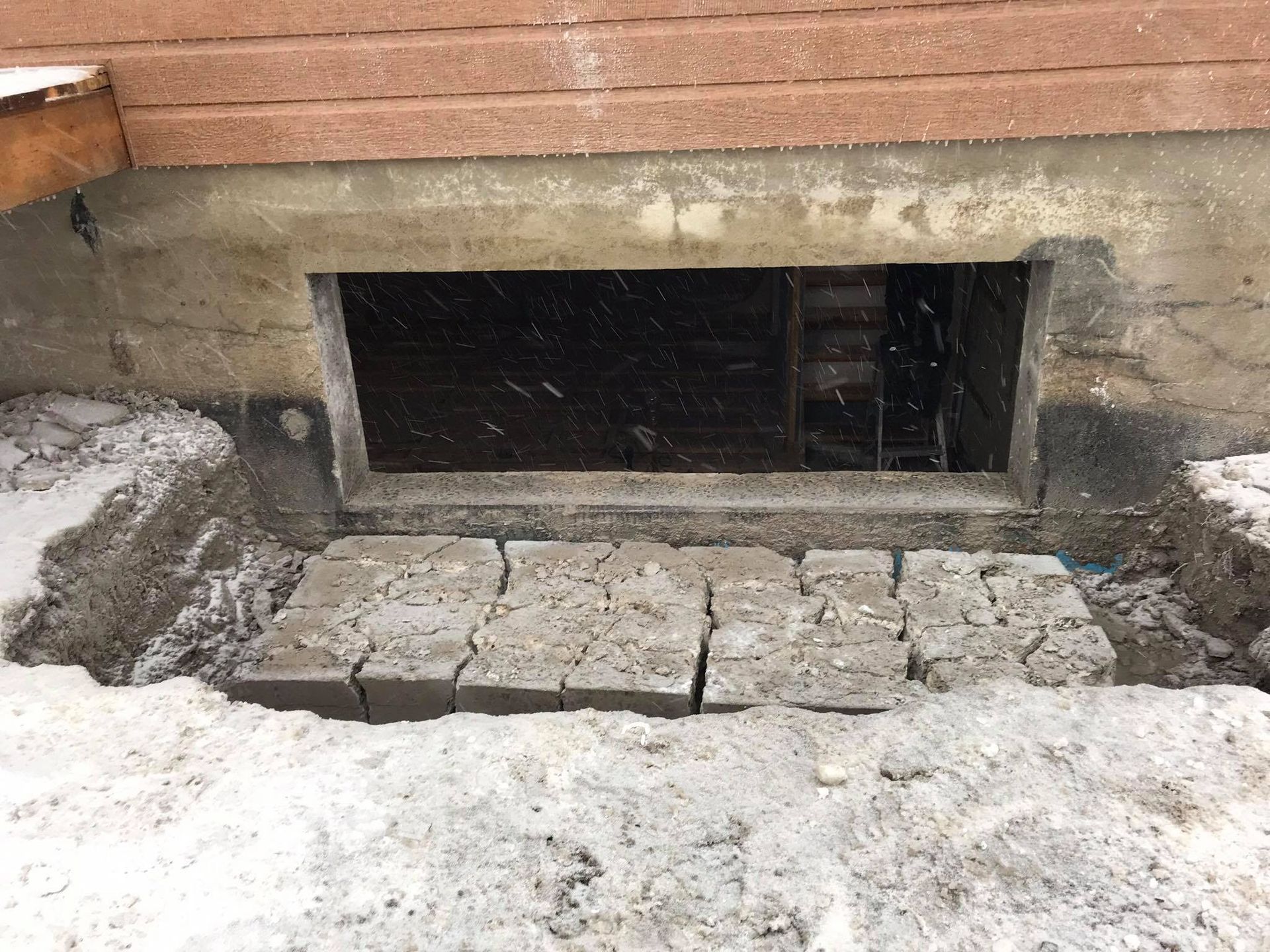 Une fenêtre au sous-sol d'une maison est en cours de construction.