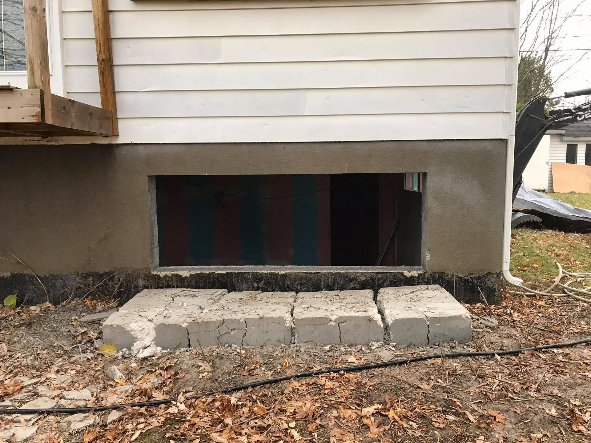 Une fenêtre au sous-sol d'une maison est en cours de construction.