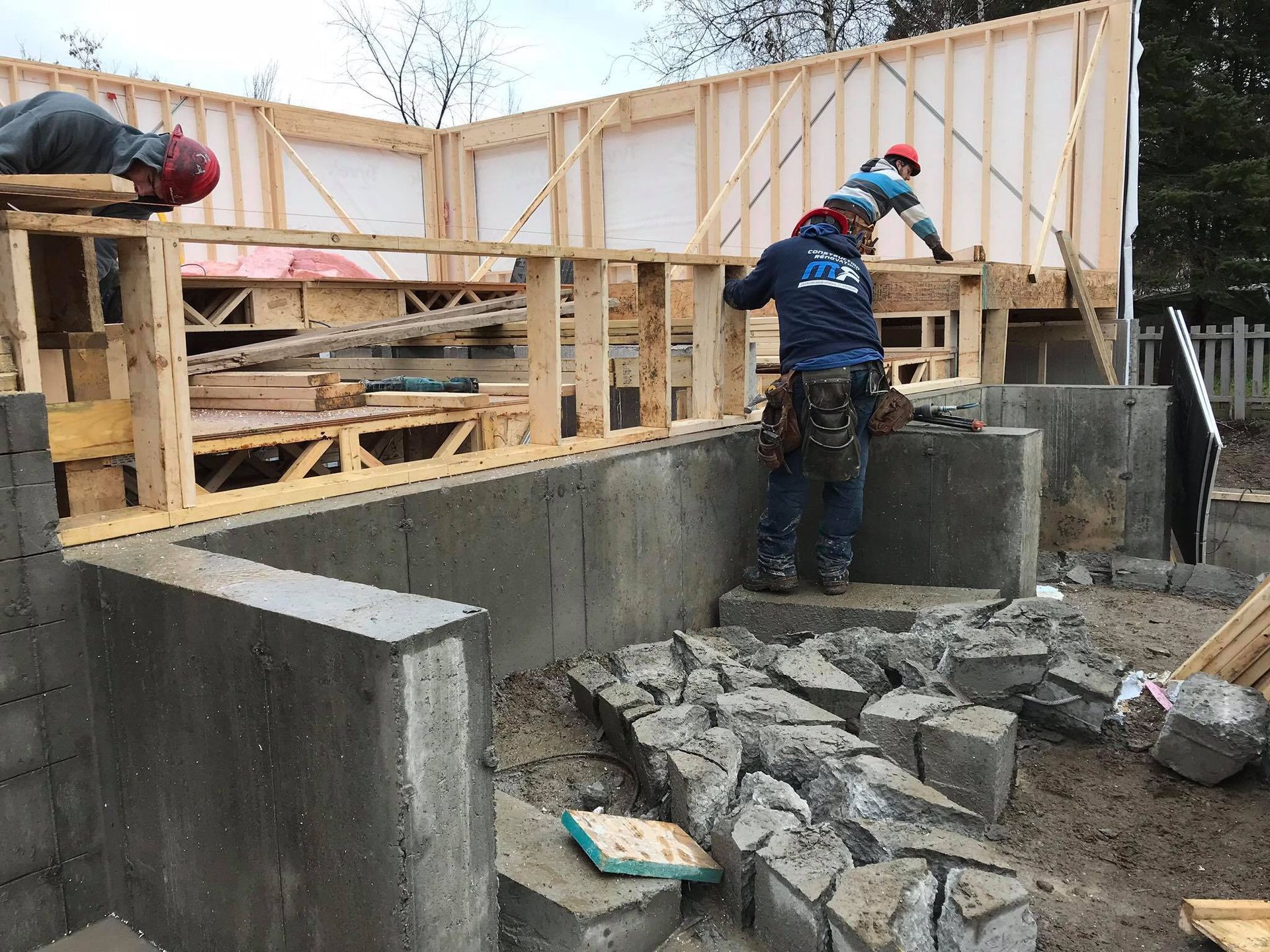 Un groupe d'ouvriers du bâtiment travaillent sur une maison en construction.