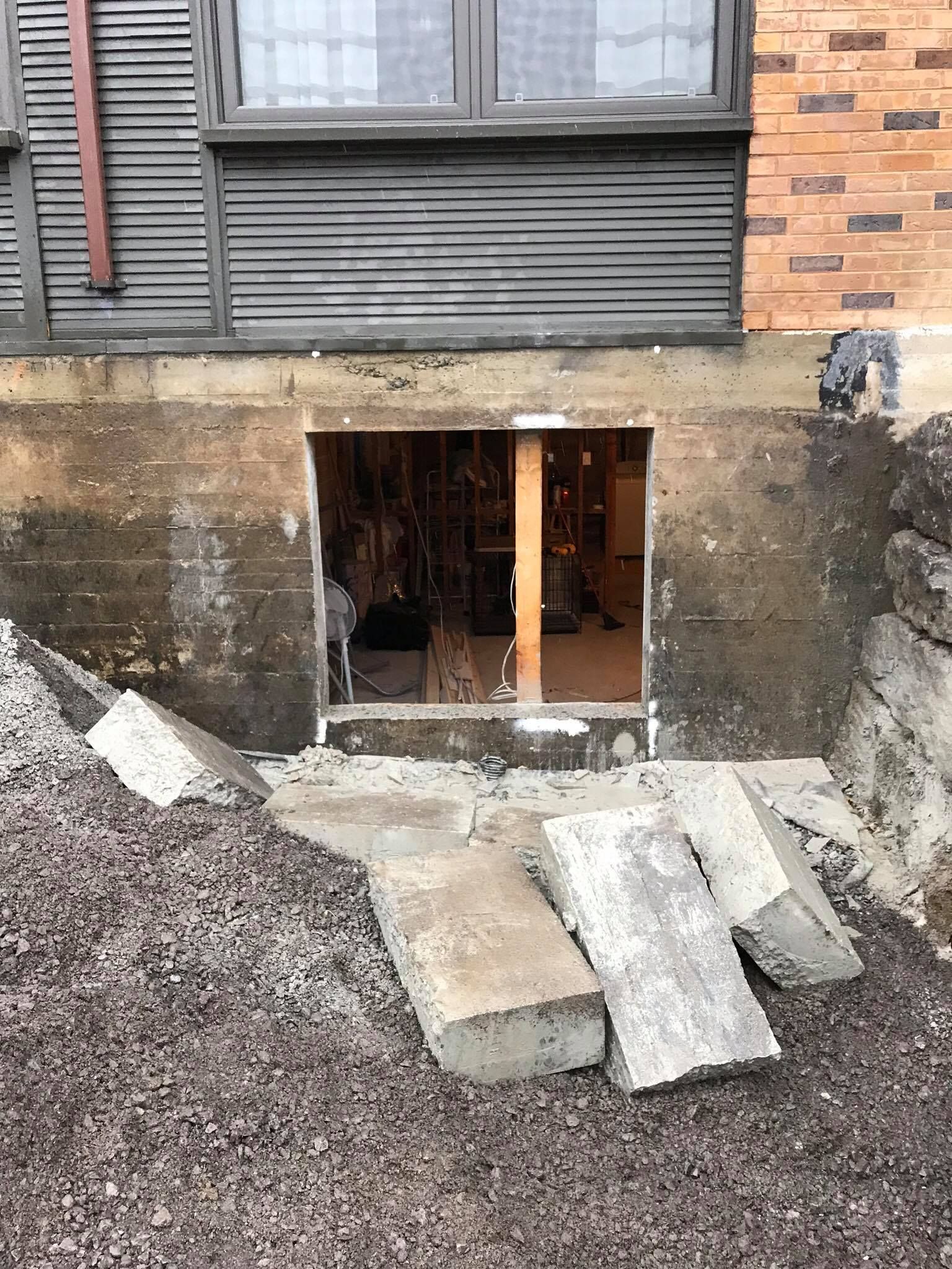 Un trou dans le côté d'un bâtiment avec une fenêtre.