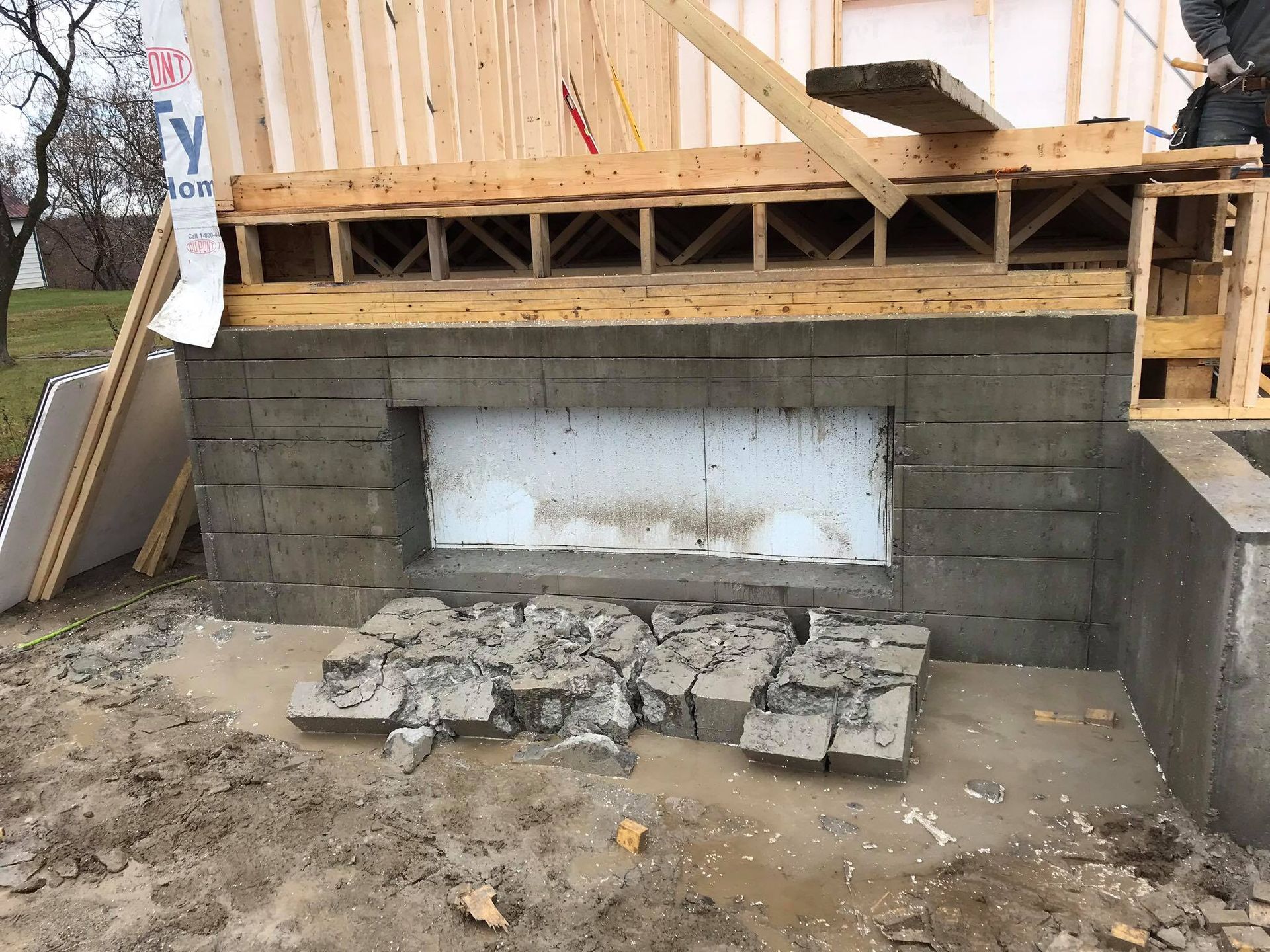 Un mur de briques avec un trou est en cours de construction