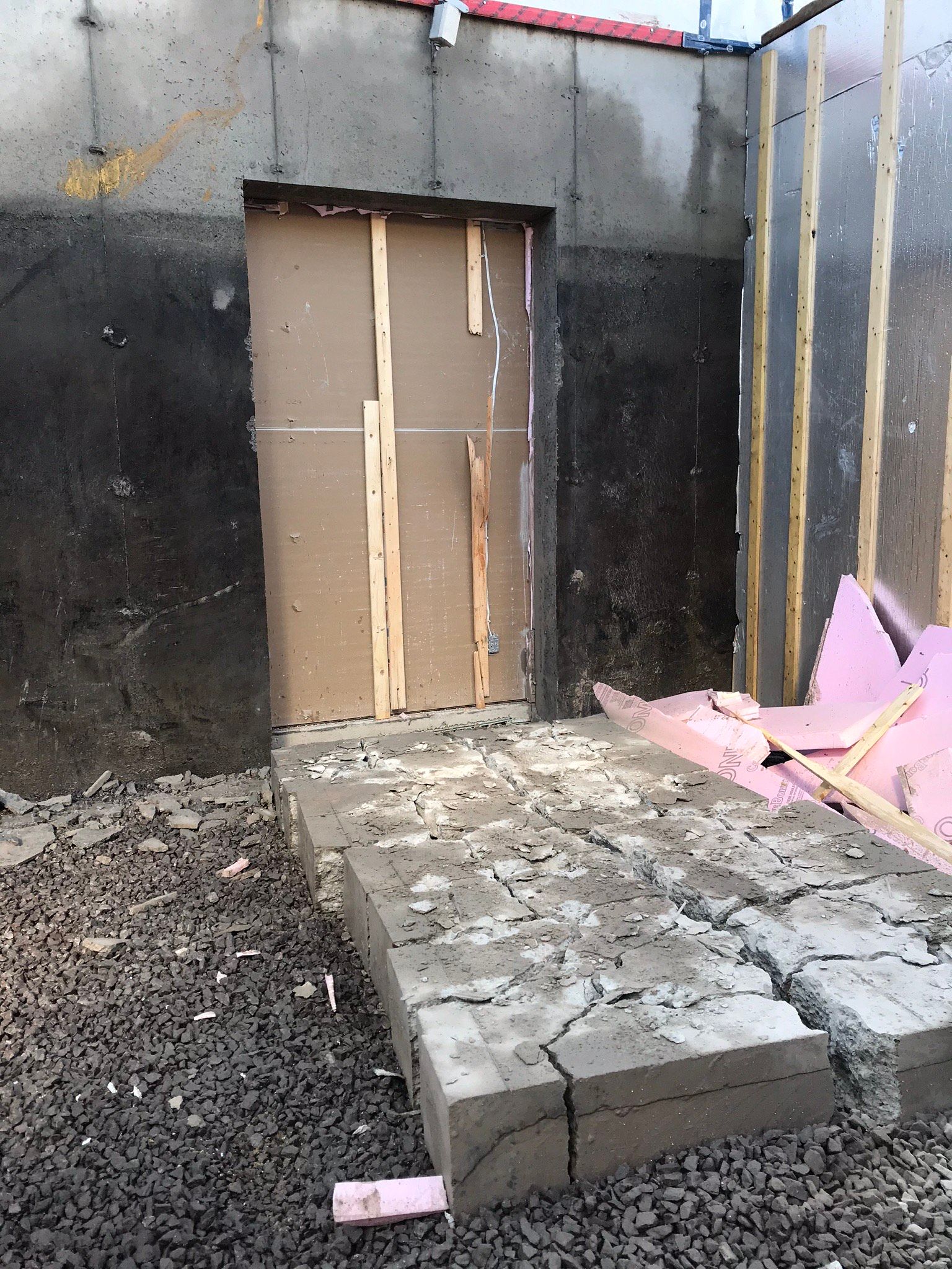 Un mur de béton avec une porte est en cours de construction