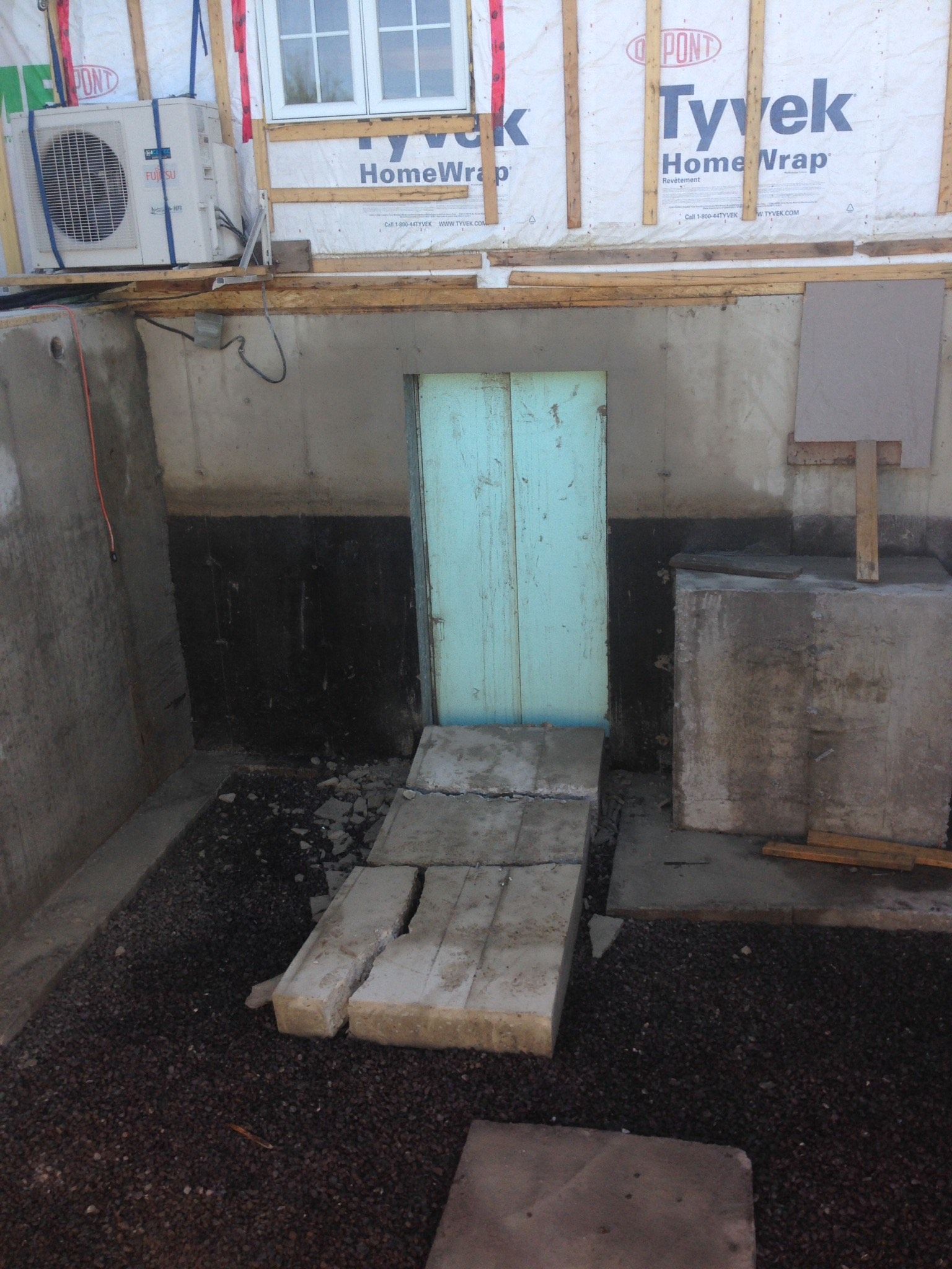 une porte en bois bleu avec des débris autour