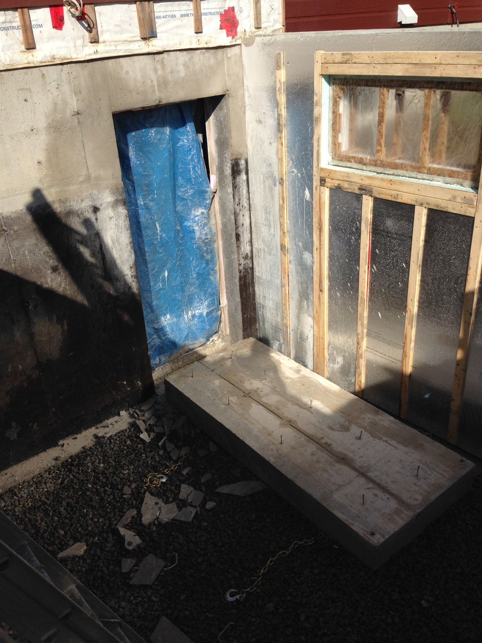Un mur de béton avec une porte bleue et un cadre en bois