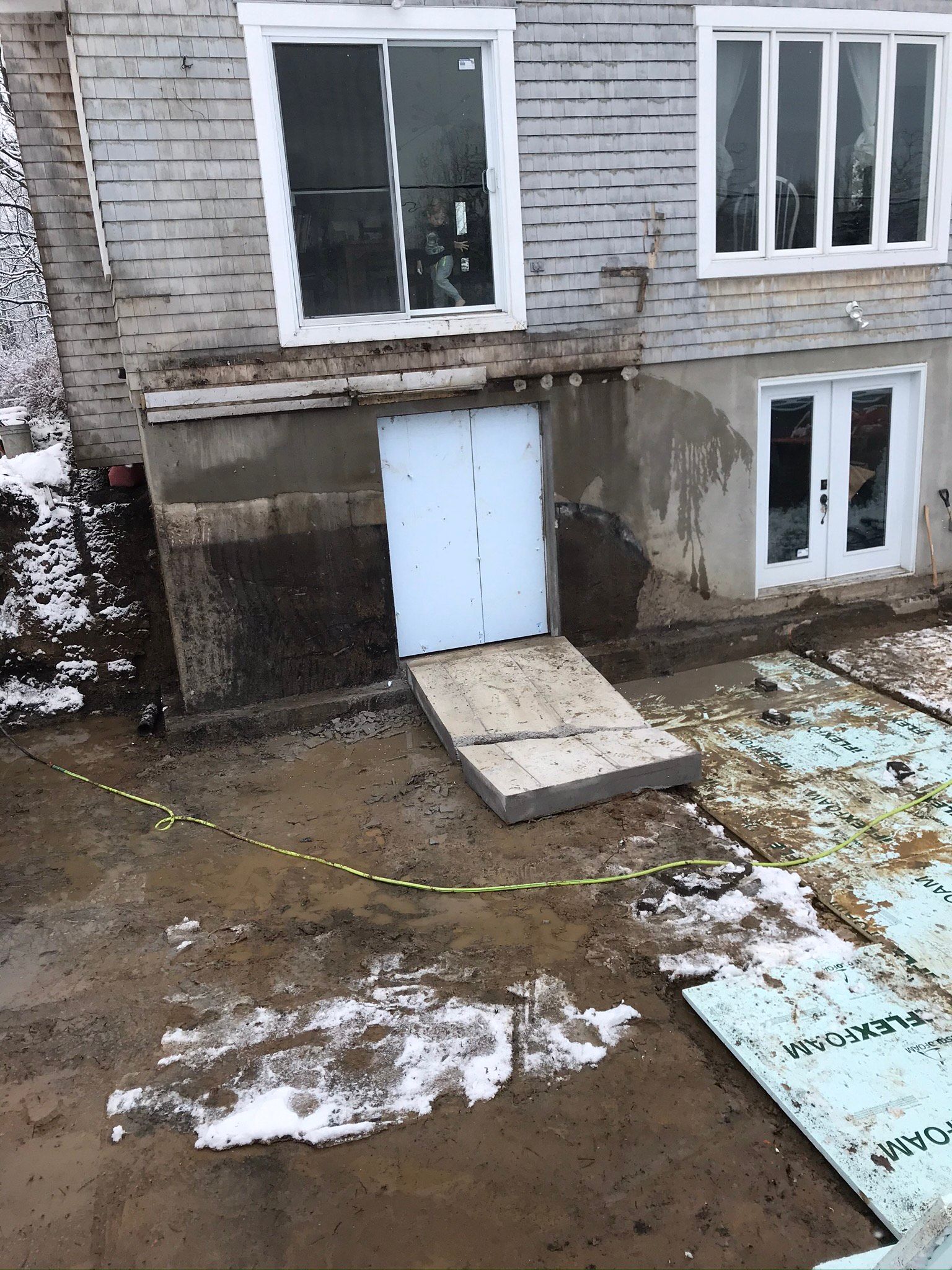 Une maison est en cours de rénovation et une porte est supprimée.