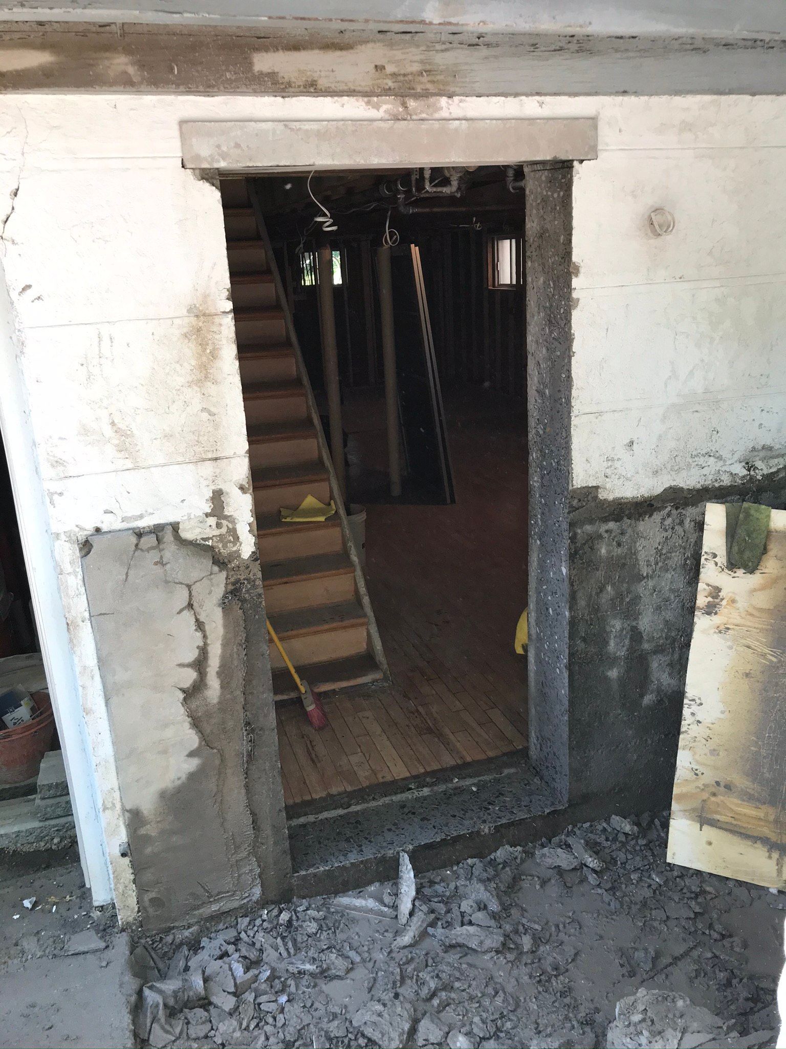 Une porte dans un immeuble avec des escaliers qui en sortent
