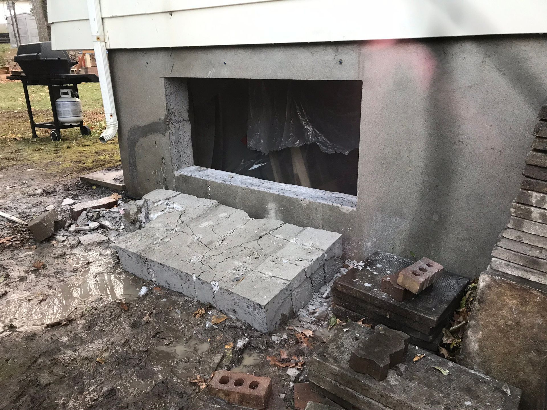 Une fenêtre est en train d'être construite sur le côté d'une maison.