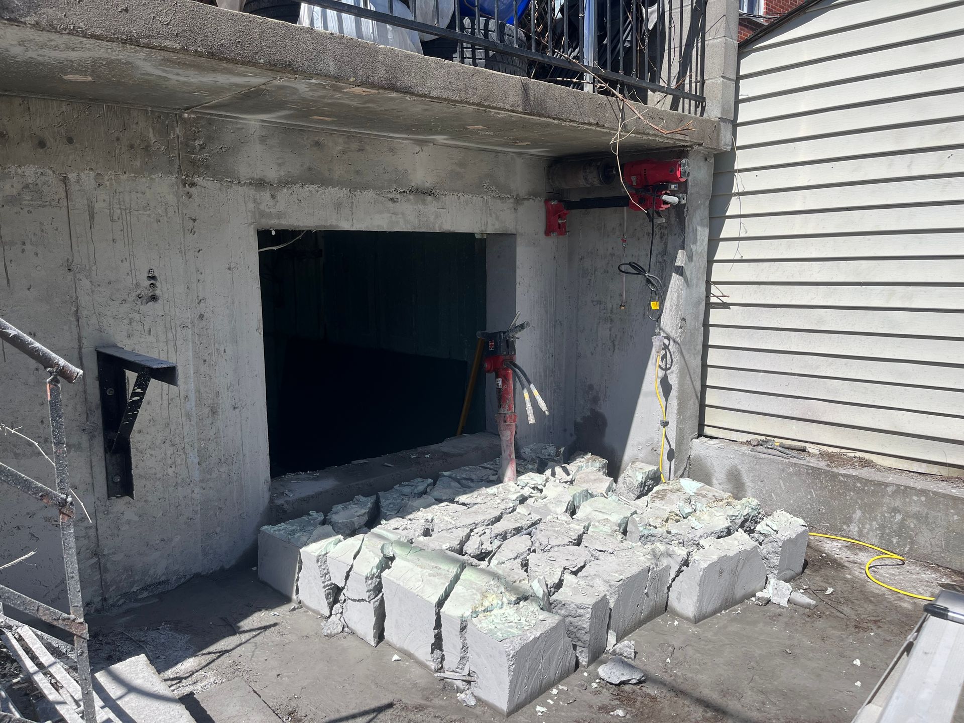 Un tas de béton se trouve devant un bâtiment en construction.