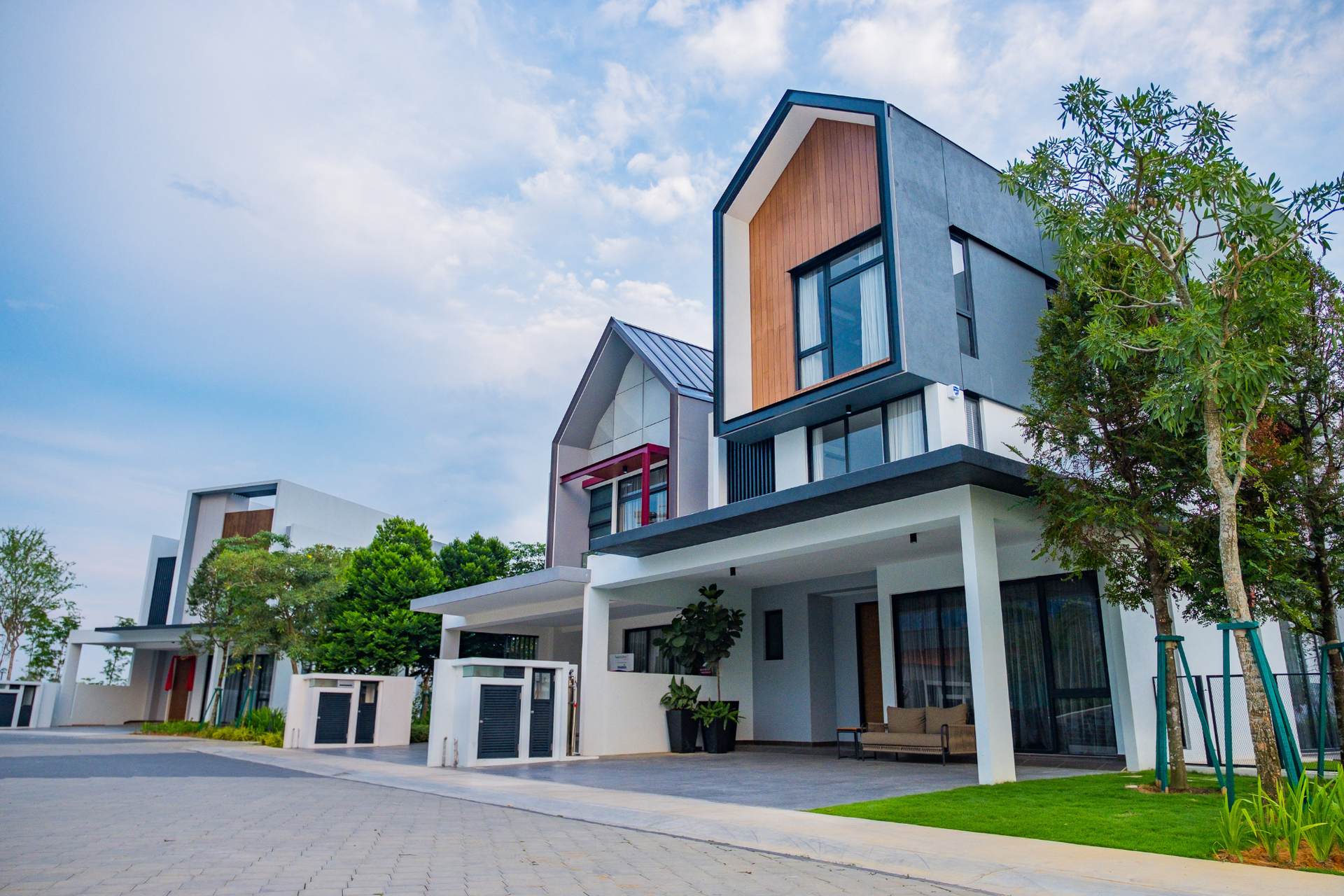 A couple of houses are sitting next to each other in a residential area.