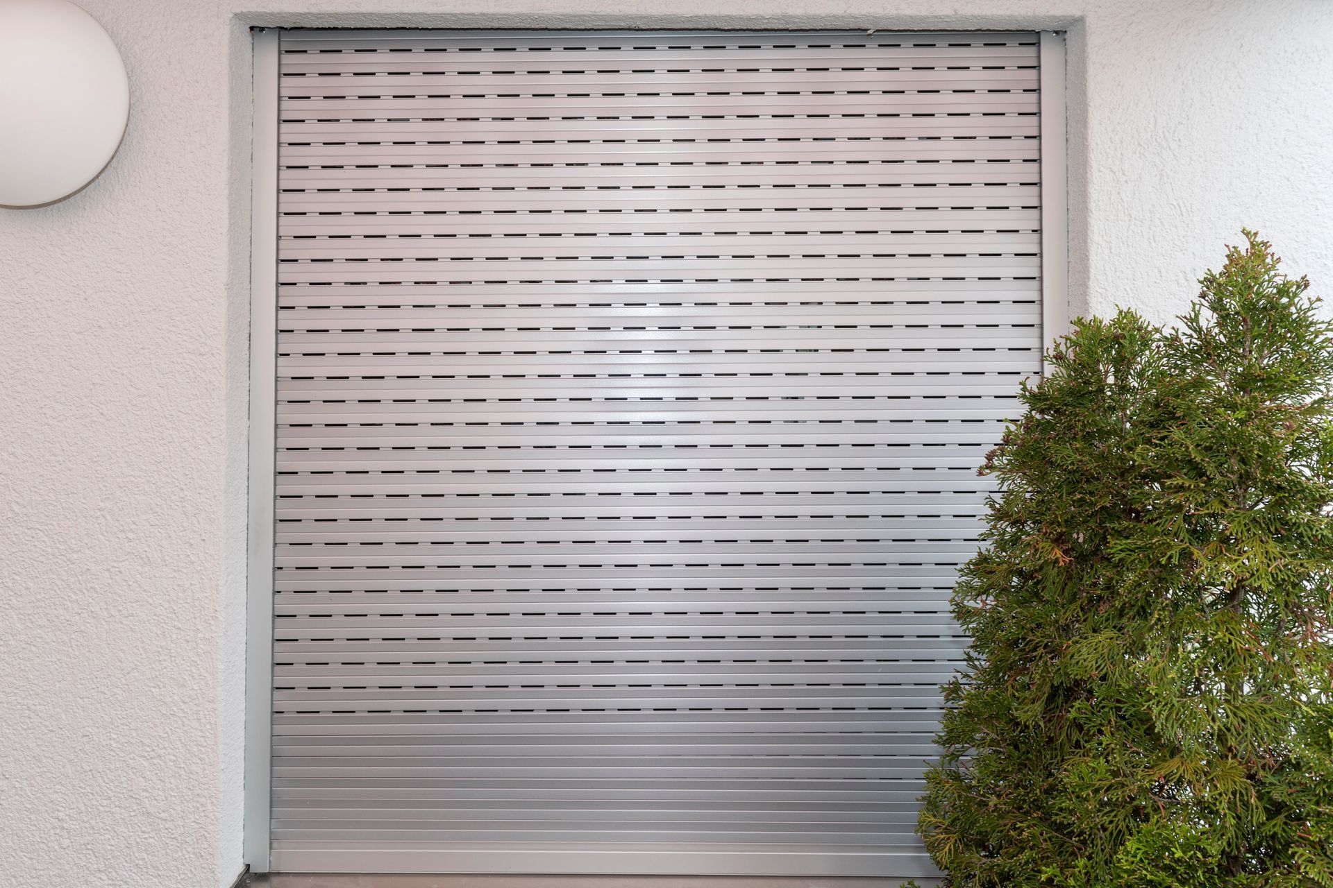 Une porte de garage avec un volet roulant en acier inoxydable