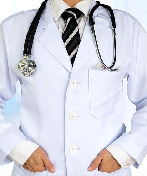 Un médico con un estetoscopio alrededor del cuello