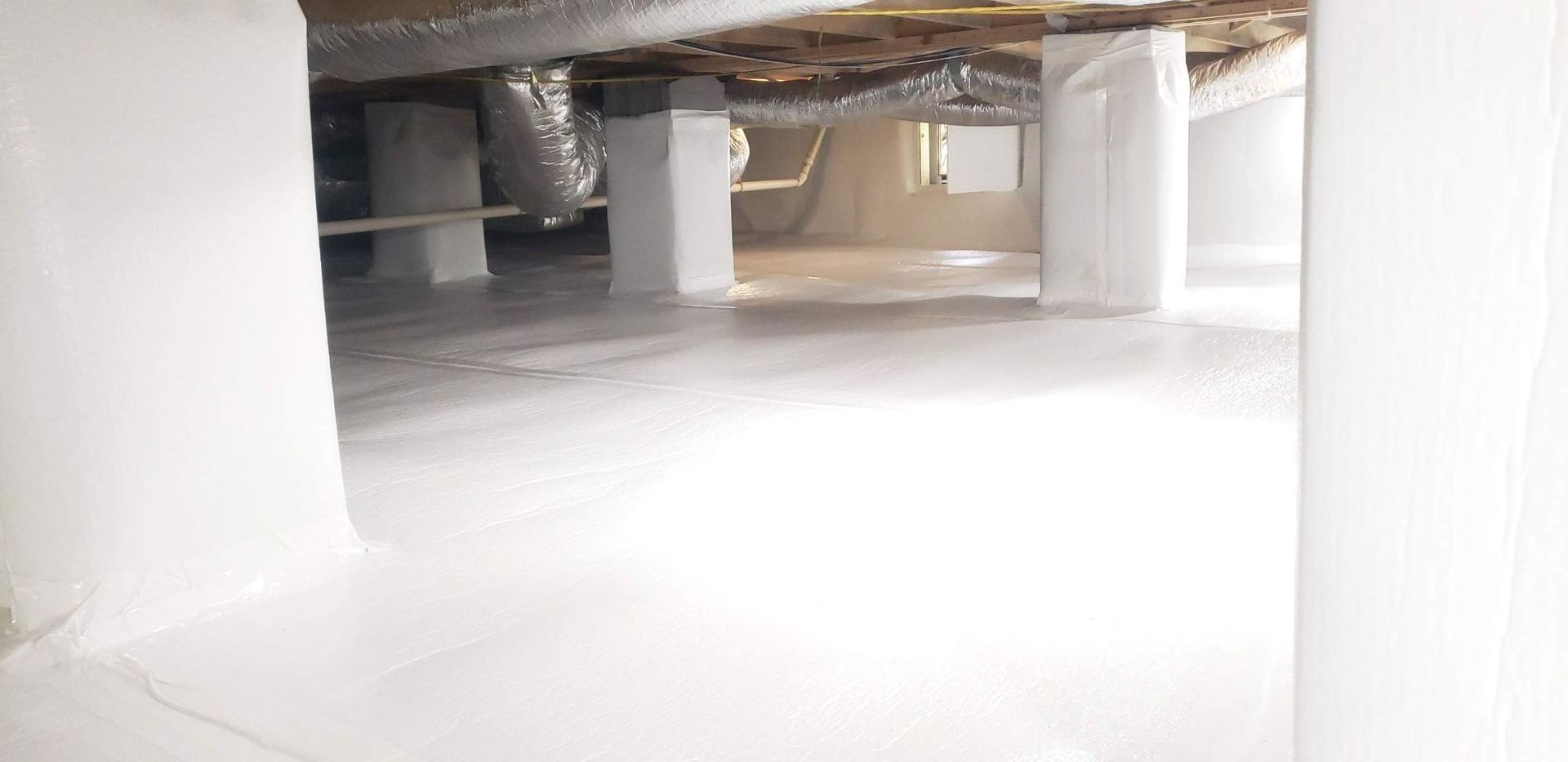 A room with a lot of columns and a white ceiling.