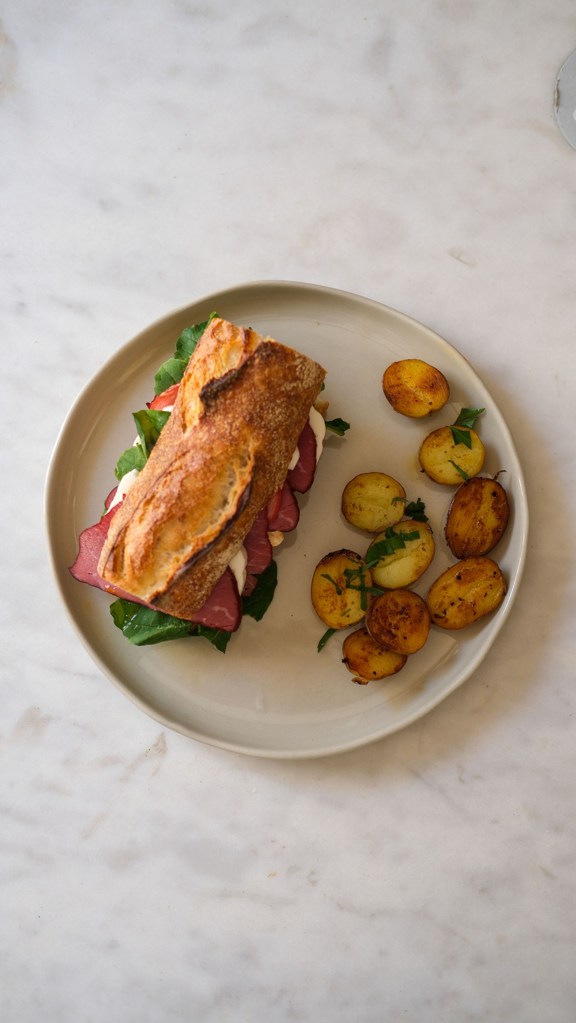 <b>Smoked meat cold sandwich</b><br>smoked meat, goat cheese, arugula, tomatoes