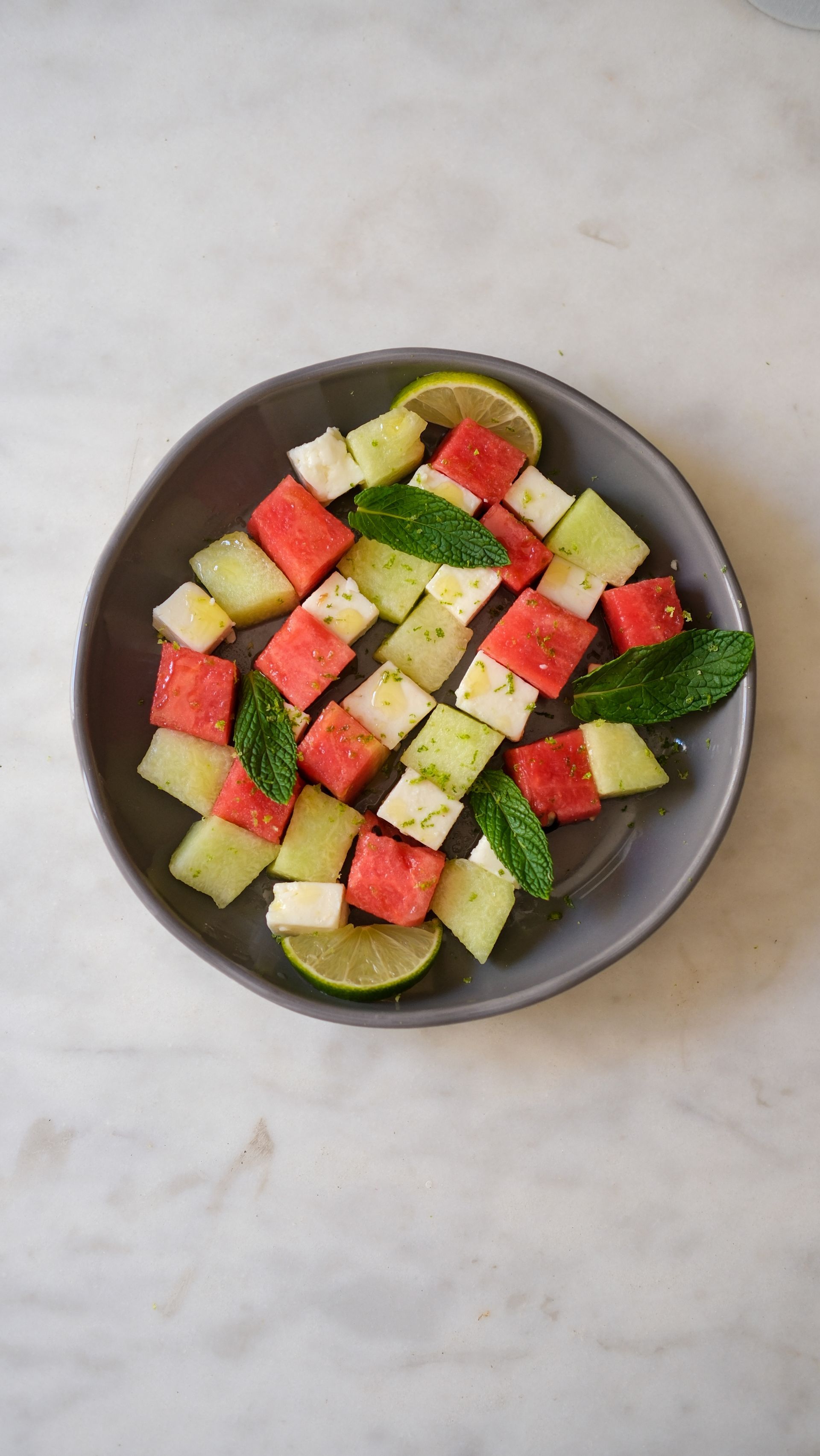 <b>summer bowl</b><br>watermelon, melon, ezine cheese, lemon zest (400gr) 430 kcal