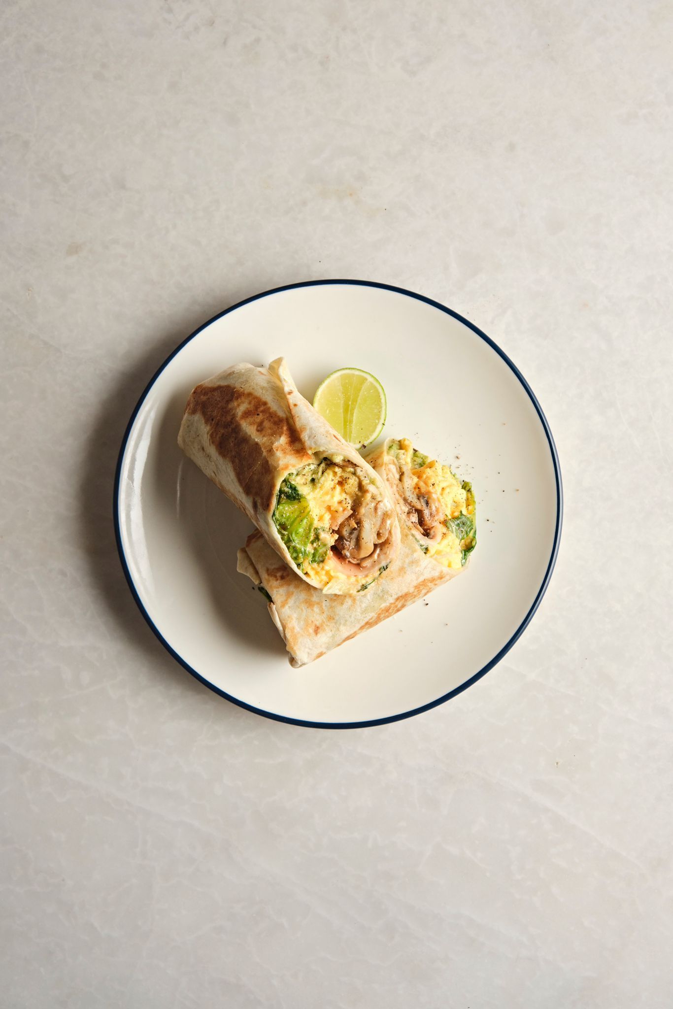 <b>breakfas burrito</b><br>Scrambled eggs, smoked turkey, cheddar cheese, avocado, sautéed mushrooms, greens, flatbread (525 gr.) (980 kcal)