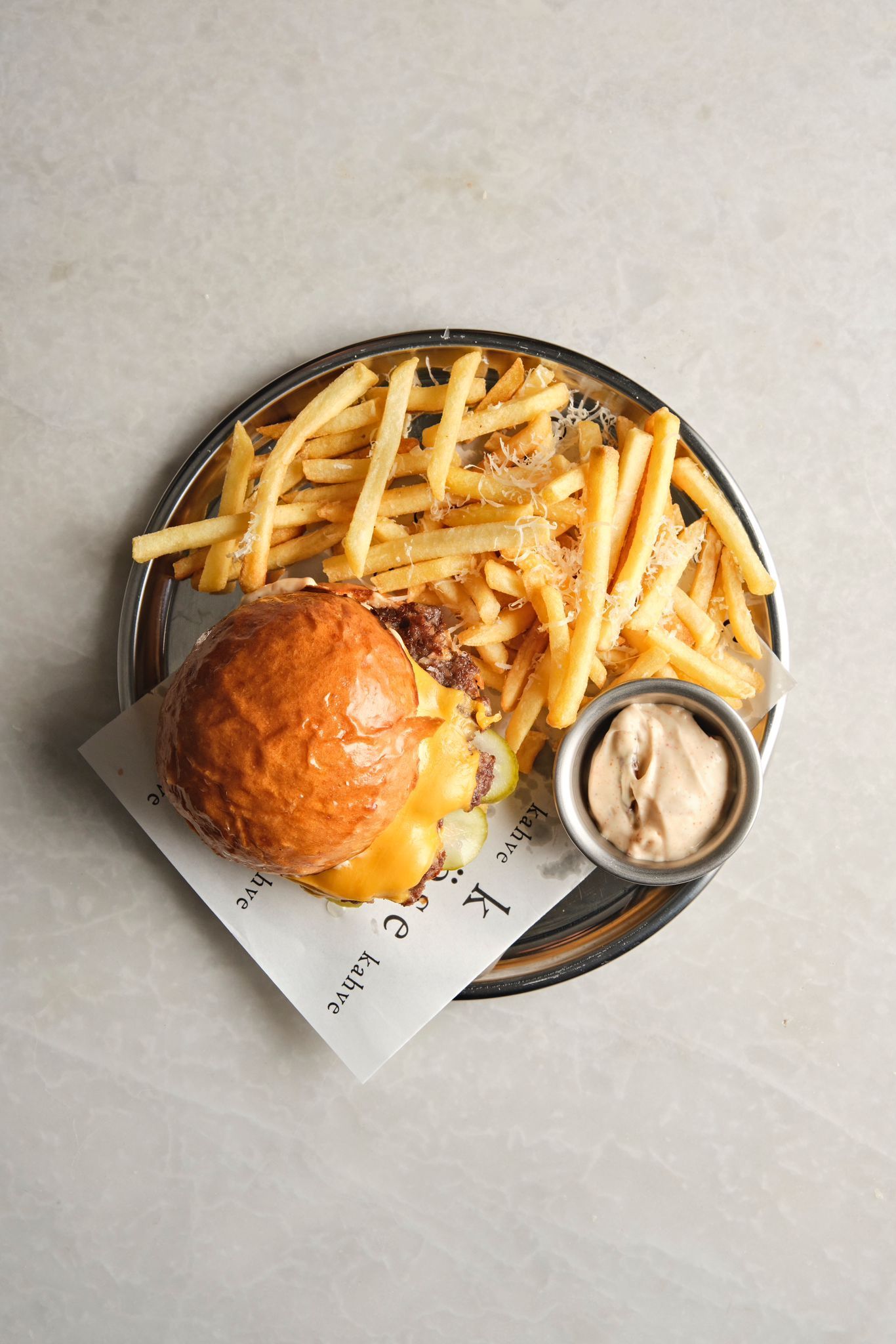 <b>cheeseburger</b><br>beef burger, cheddar, with french fries | (420 gr.) 1180 kcal