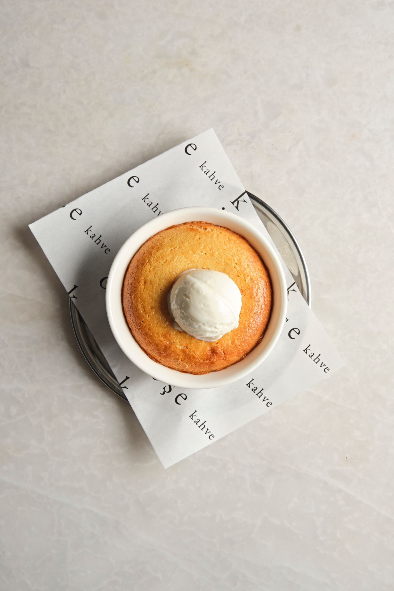 <b>almond souffle w/ ice cream</b><br>(350 gr.) 760 kcal