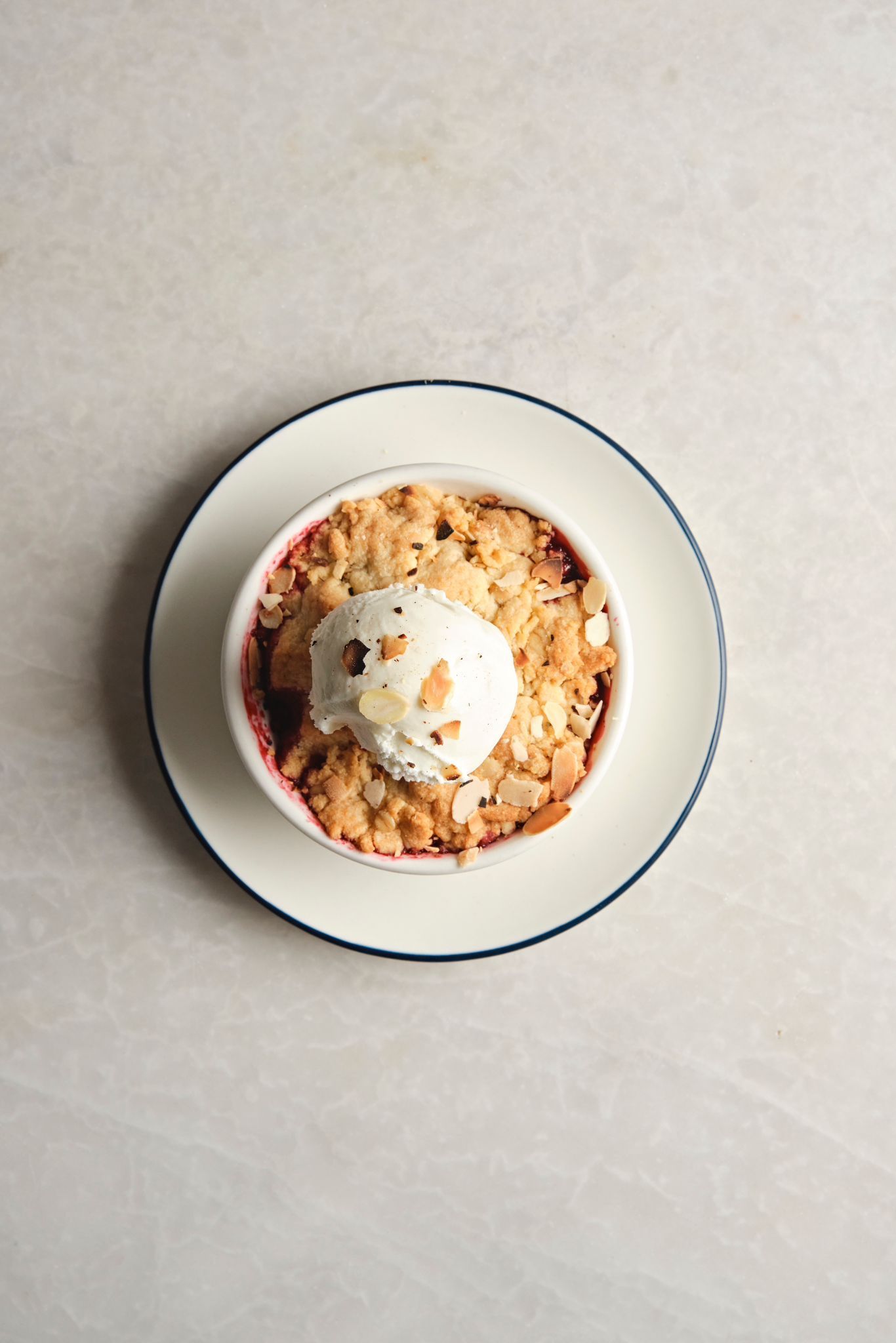 <b>crumble w/ ice cream</b><br>(480 gr.) 620 kcal
