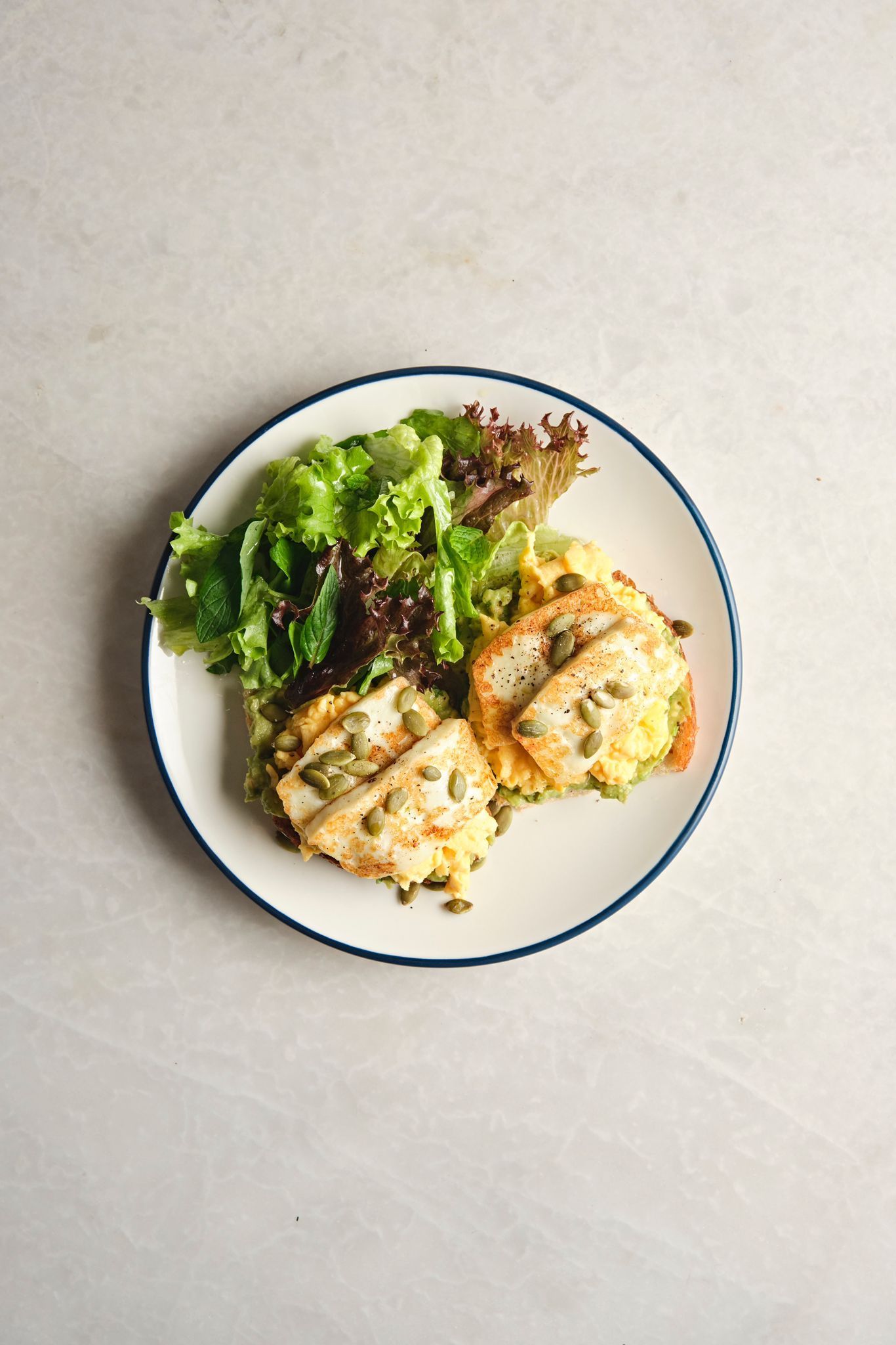 <b>avocado and halloumi cheese on bread</b><br>scrambled egg, pumpkin seed (485 gr.) (760 kcal)