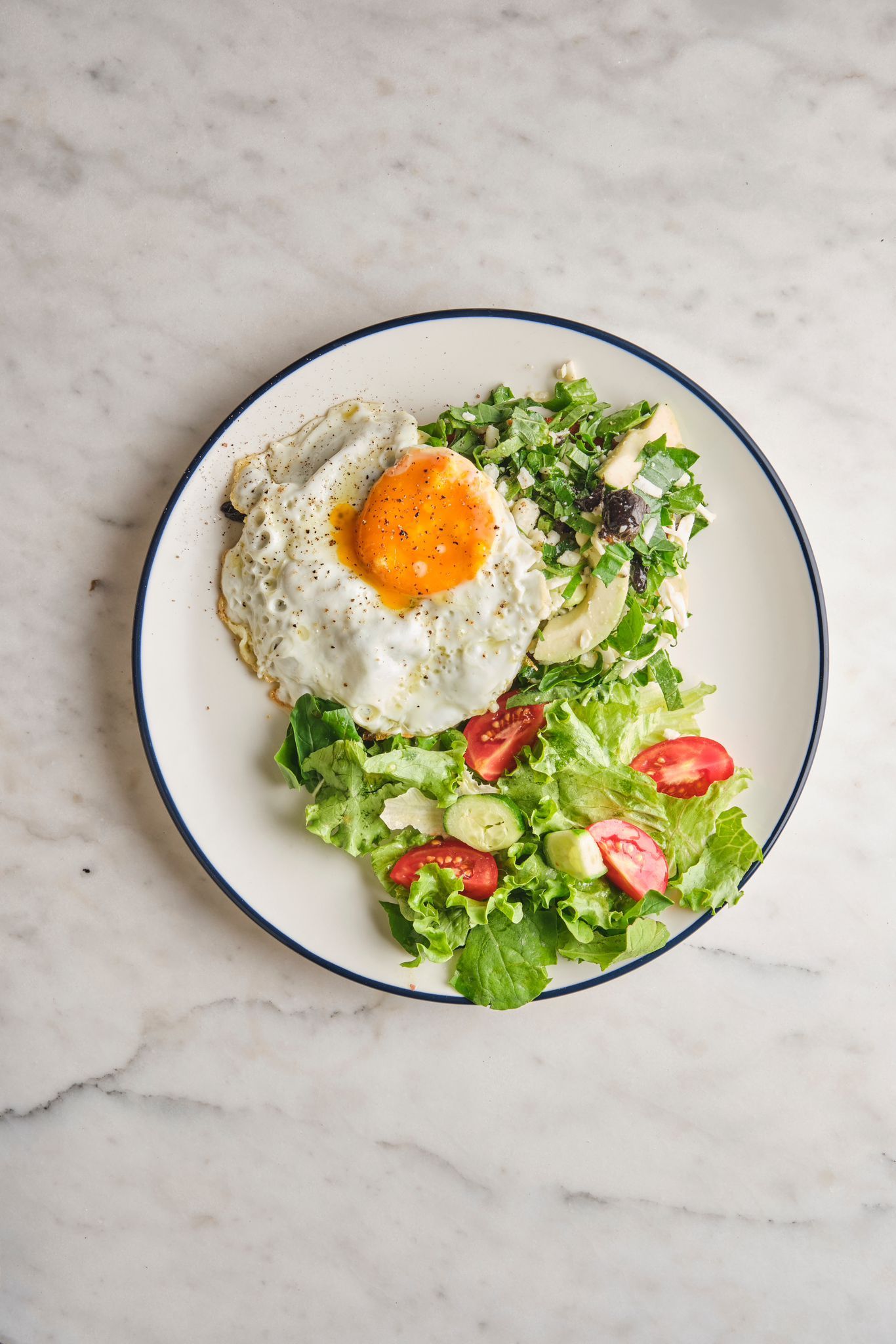 <b>avocado and fried egg on bread</b><br>avokado, roka, ezine peyniri, zeytin, göz yumurta (360 gr.) ( (620 kcal)