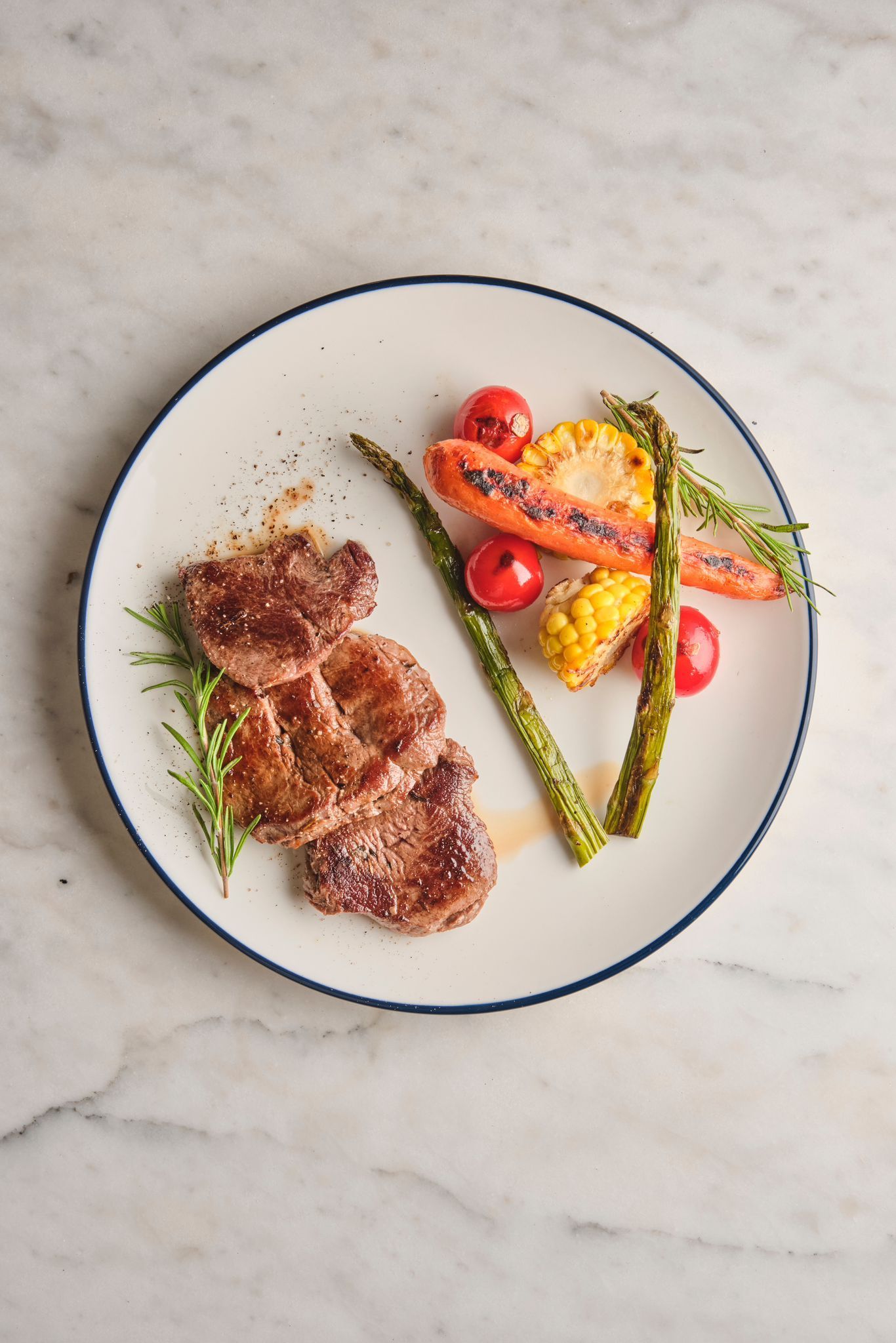 <b>grilled fillet steak</b><br>grilled mushrooms, asparagus | (250 gr.)<br>690 kcal