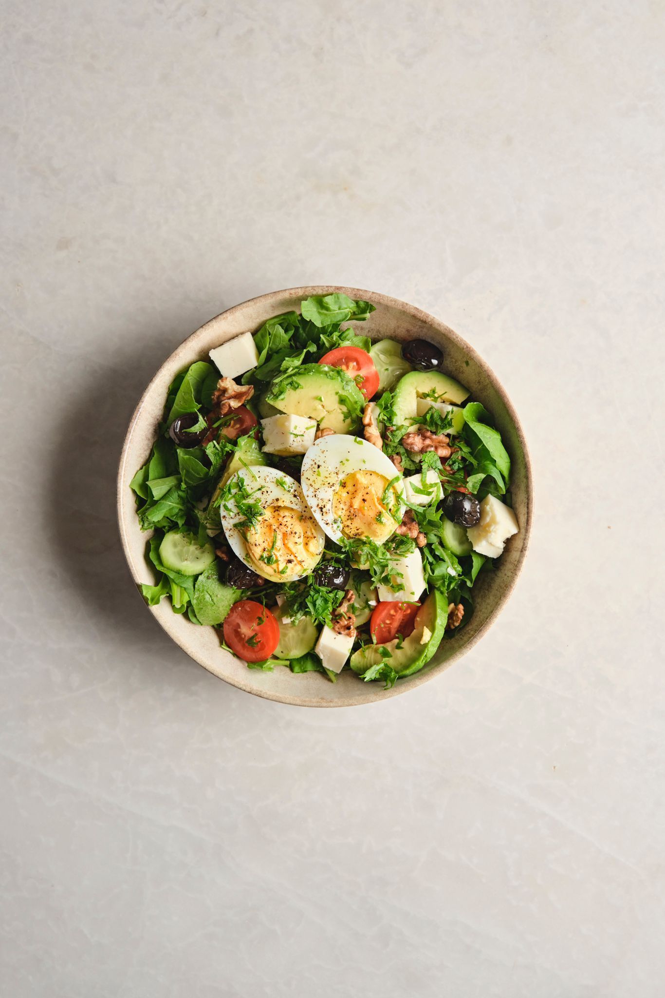 <b>breakfast salad</b><br>Tomatoes, cucumbers, garden peppers, olives, walnuts, avocado, boiled eggs, Ezine cheese (850 gr.) (720 kcal)