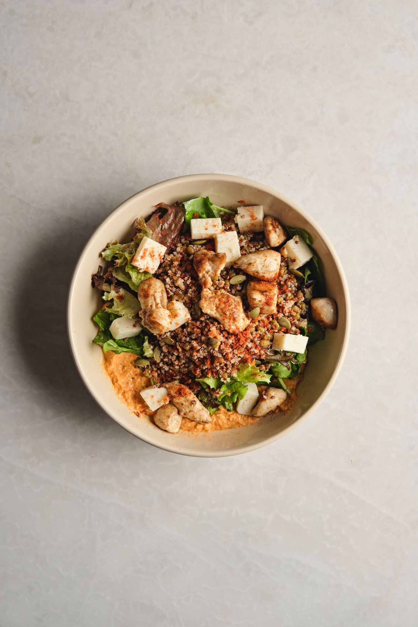 <b>kinoa salad w/ chicken</b><br>lettuce, arugula, mung bean, cheese, harissa hummus | (530 gr.)<br>880 kcal
