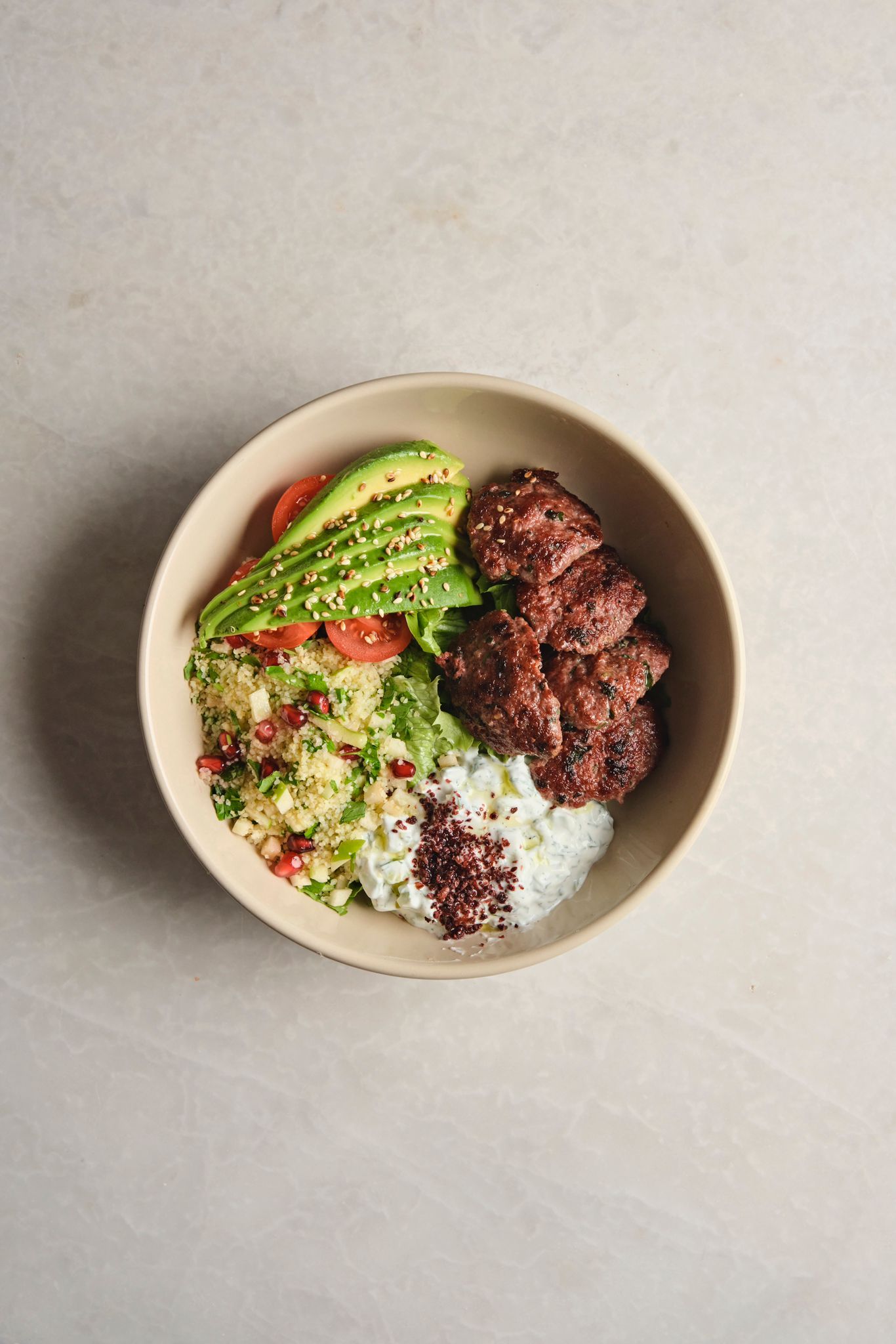 <b>meatball bowl</b><br>150 gr homemade meatball, tabbouleh, arugula, tomato, avocado, tzatziki | (450 gr.)<br>930 kcal