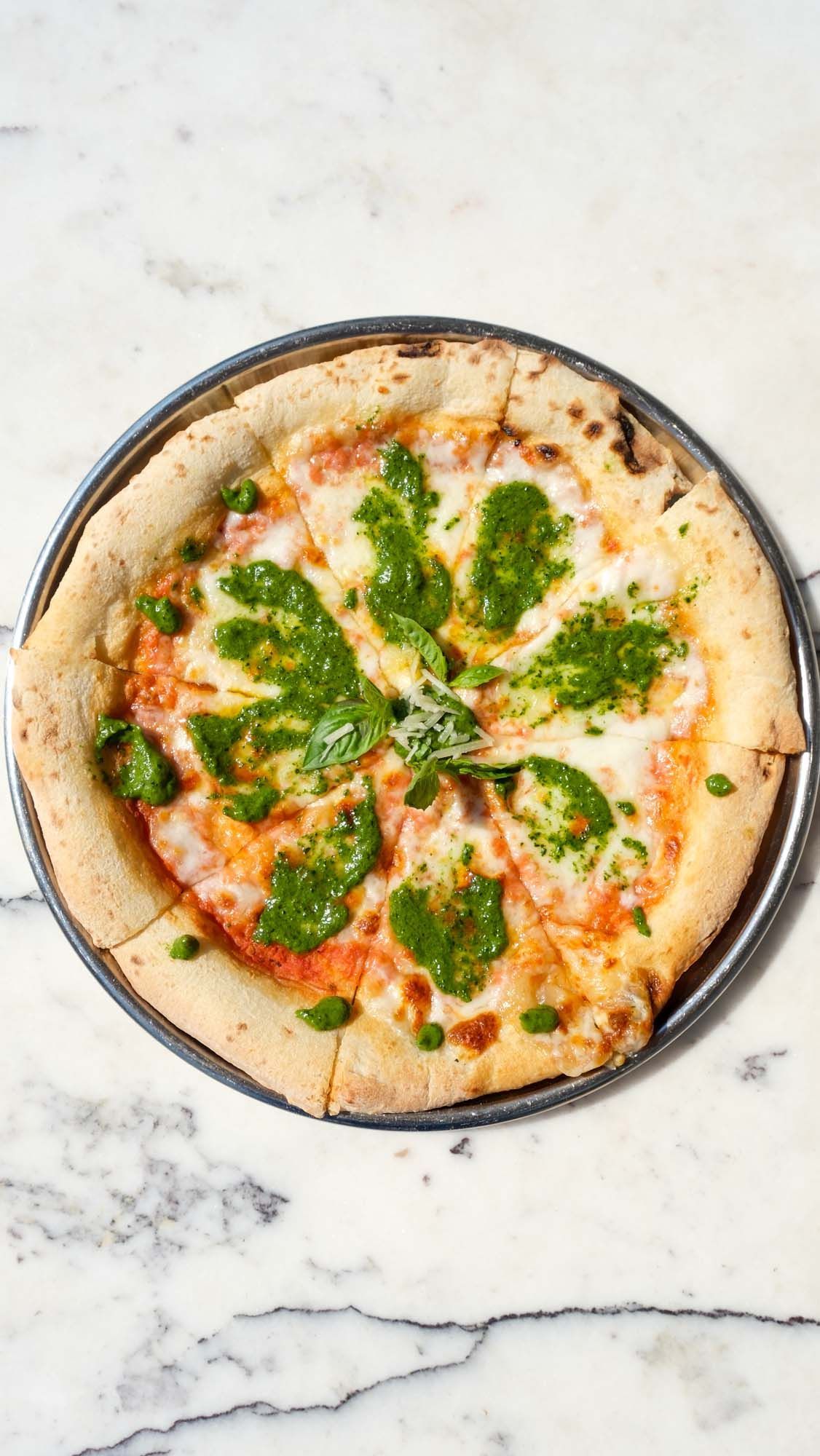<b>margherita</b><br>fresh tomato sauce, mozzarella, pesto (480 gr.)<br>980 kcal