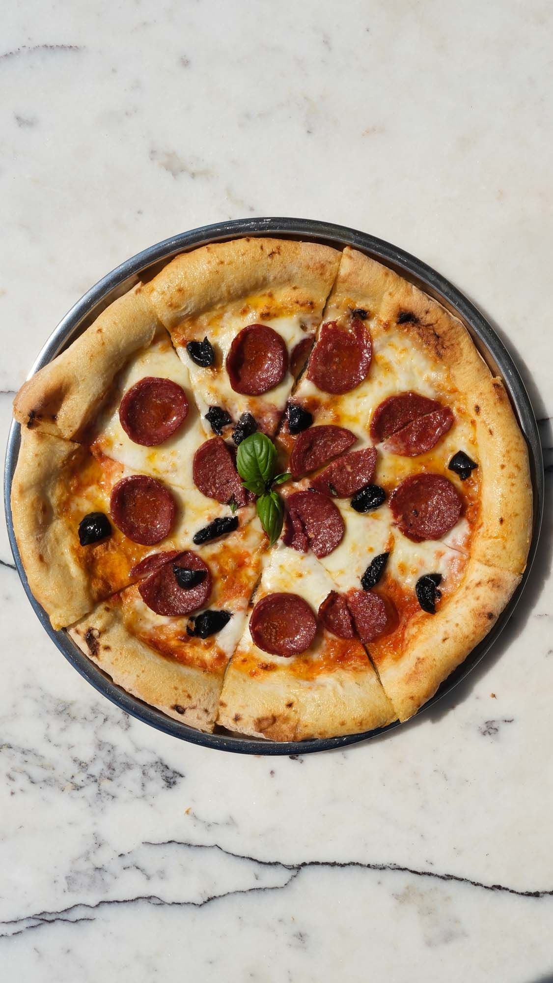 <b>pepperoni </b><br>pepperoni mozzarella basil black olives (288 gr)<br>1220 kcal