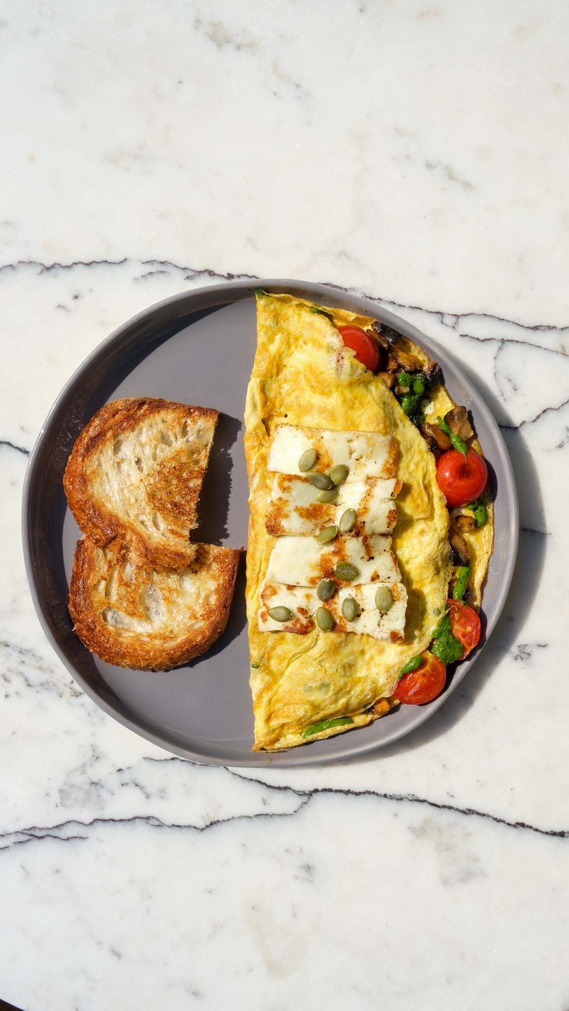 <b> Pesto omelette</b><br>Pesto sauce, cherry tomatoes, mushrooms, halloumi cheese (430 g) (670 kcal)