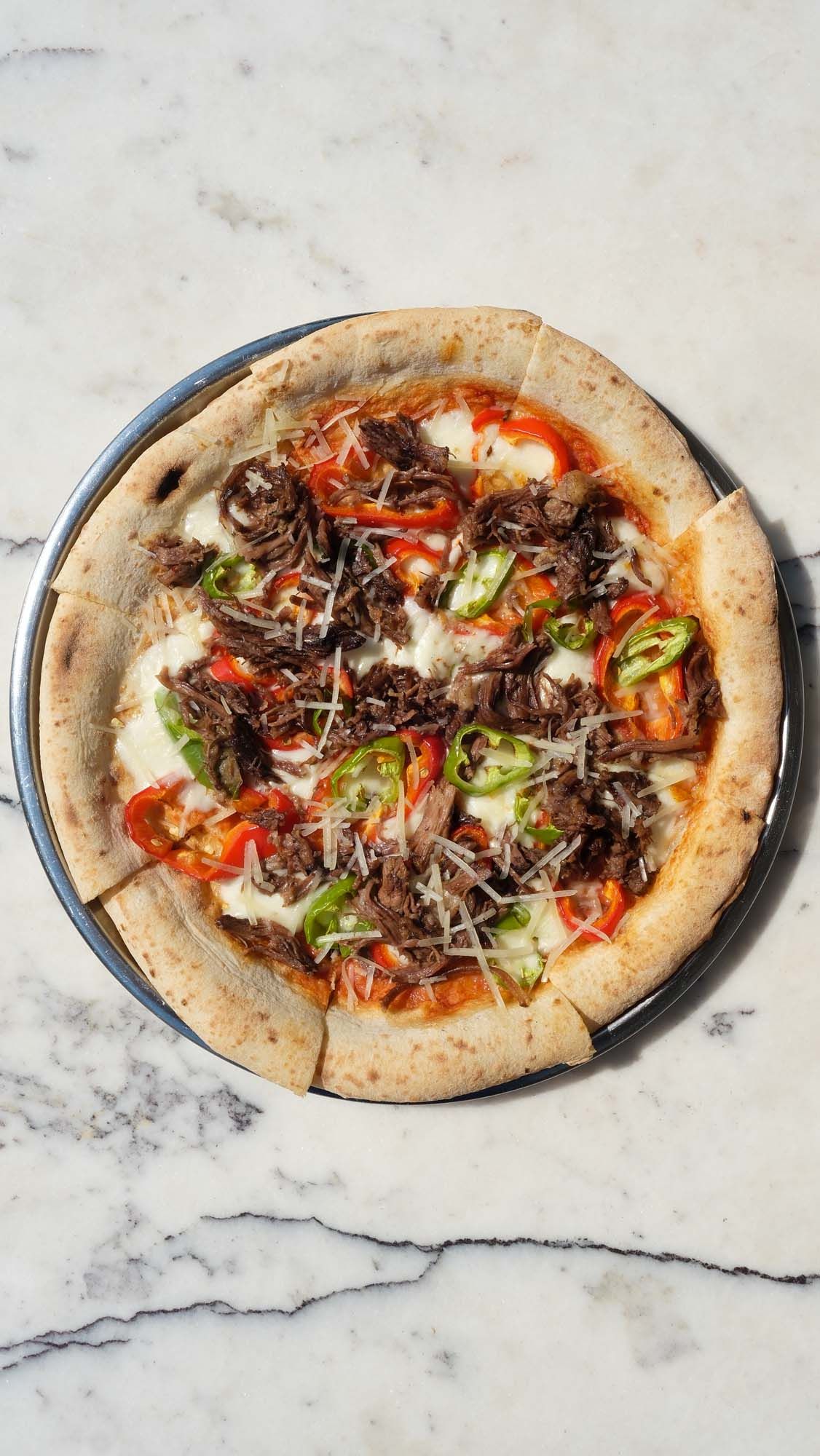 <b>shredded ribs</b><br>fresh tomato sauce, mozzarella, colorful peppers | (250 gr.)<br>1290 kcal