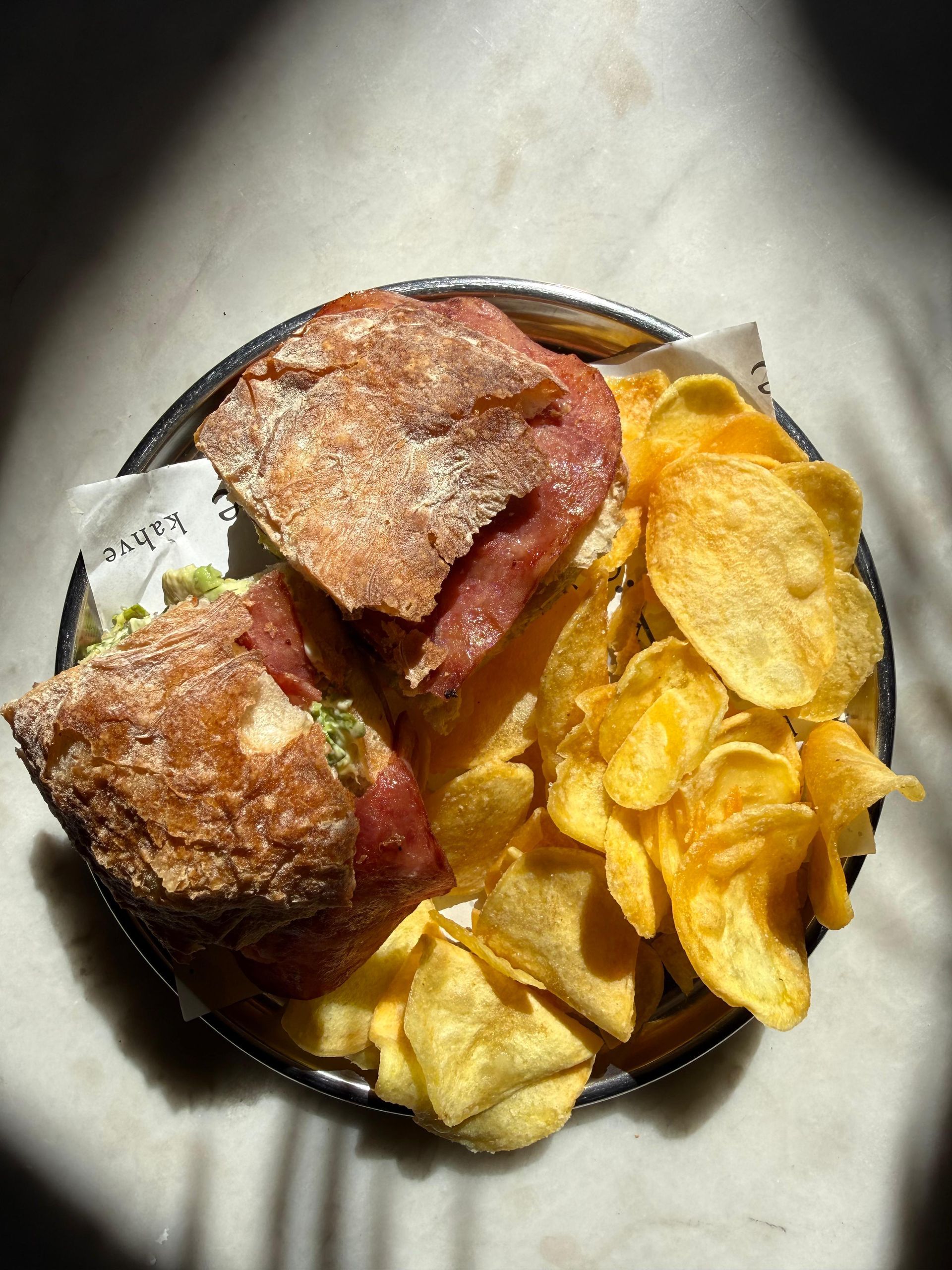 <b>Blt sandwich </b><br>beef bacon lettuce avocado mayonnaise tomatoes (390 gr)<br>980 kcal