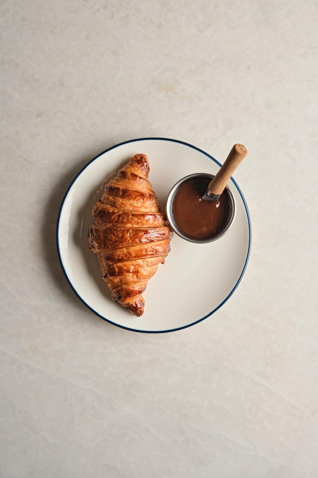 <b>croissant</b><br>Served with jam (140 gr) (610 kcal)