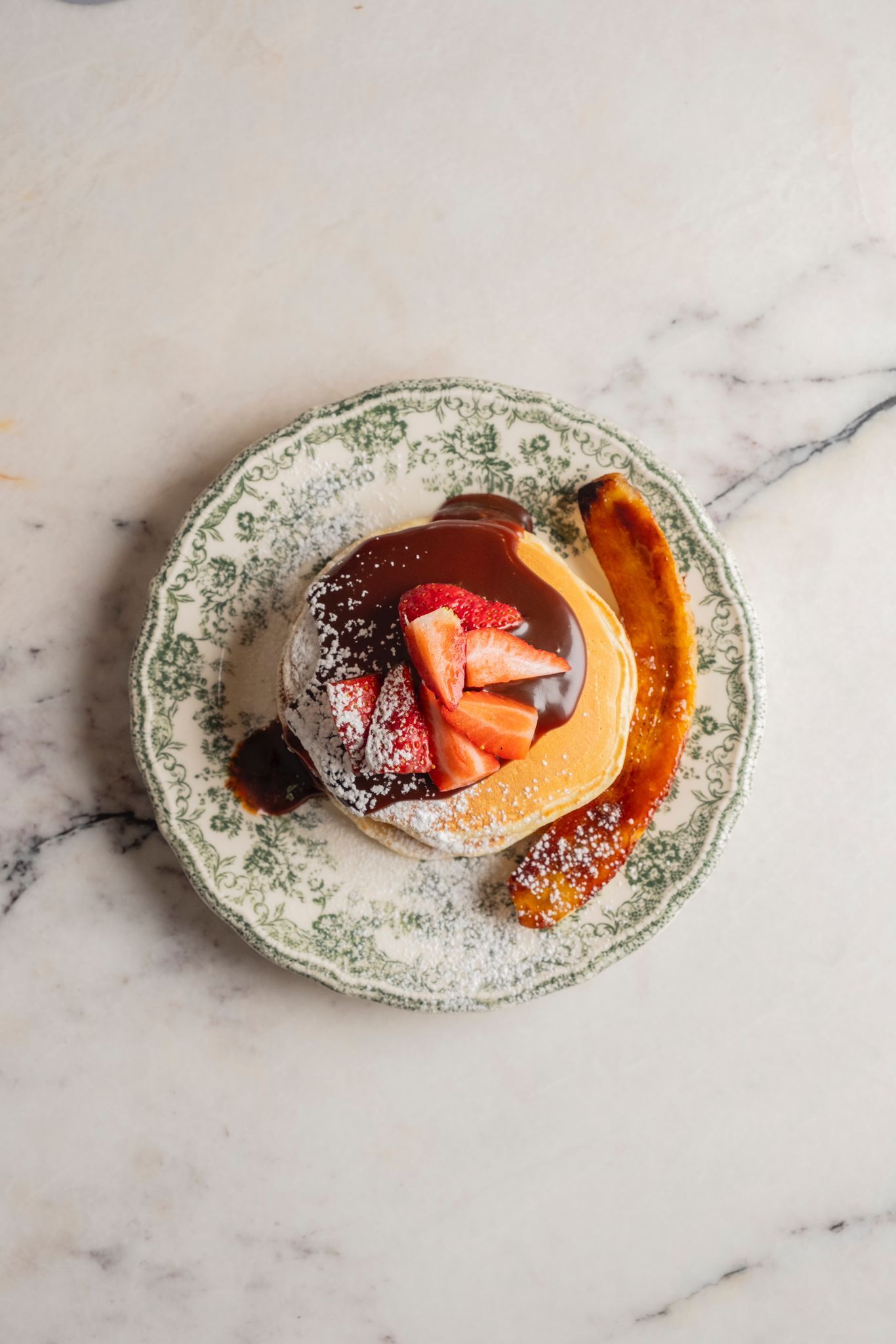 <b>pancake</b><br>strawberry, caramelized banana, milk jam (300 gr) (780 kcal)