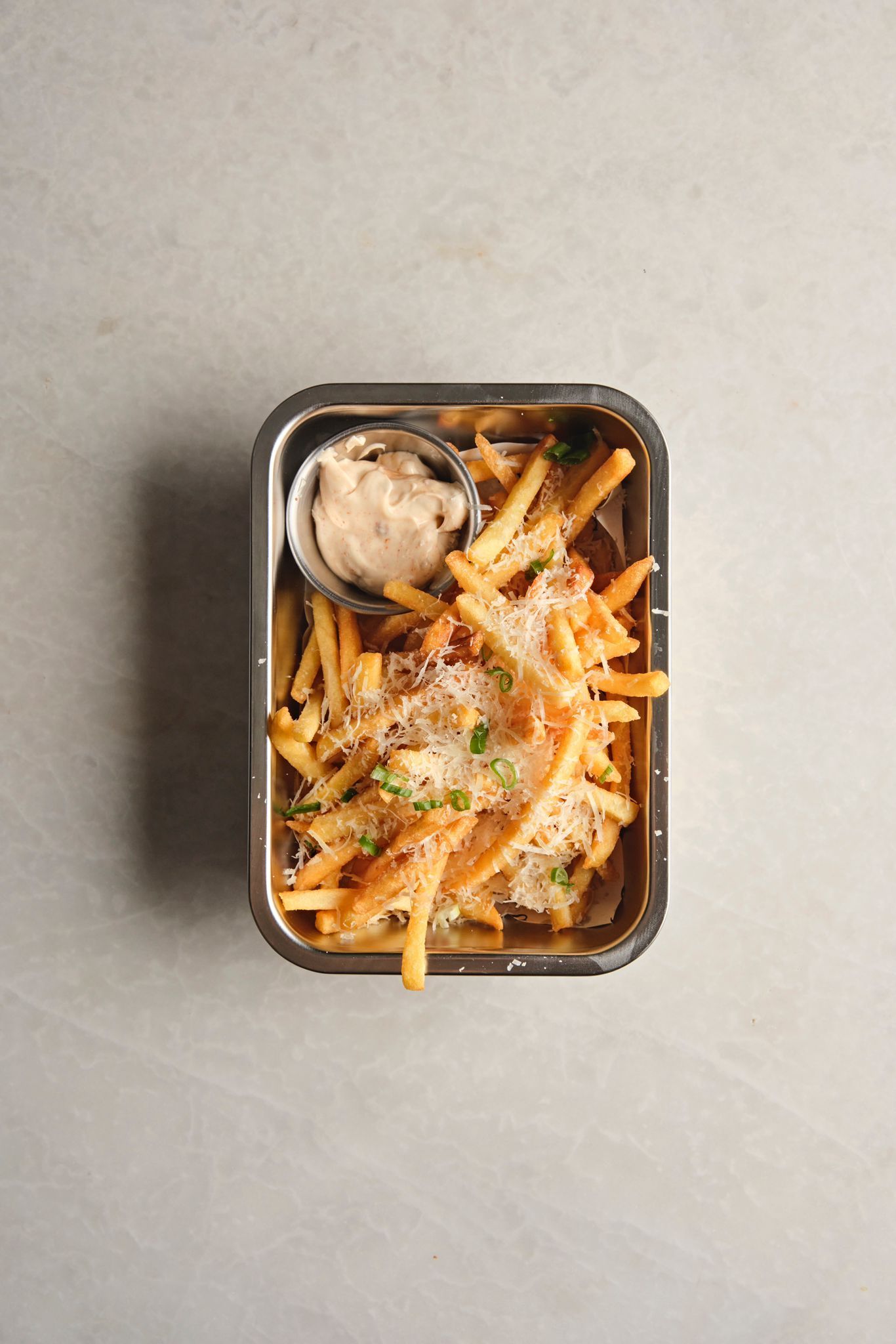 <b>french fries</b><br>chili aioli (325 gr.)<br>620 kcal