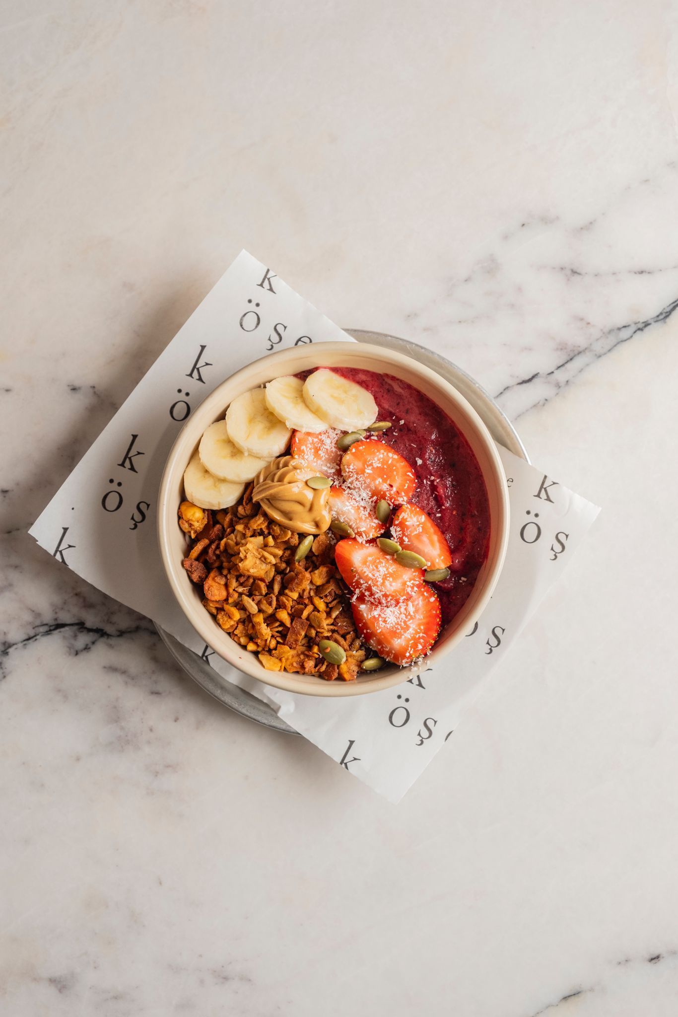<b>smoothie bowl</b><br>red berries, banana, peanut butter, granola (460 g) 690kcal