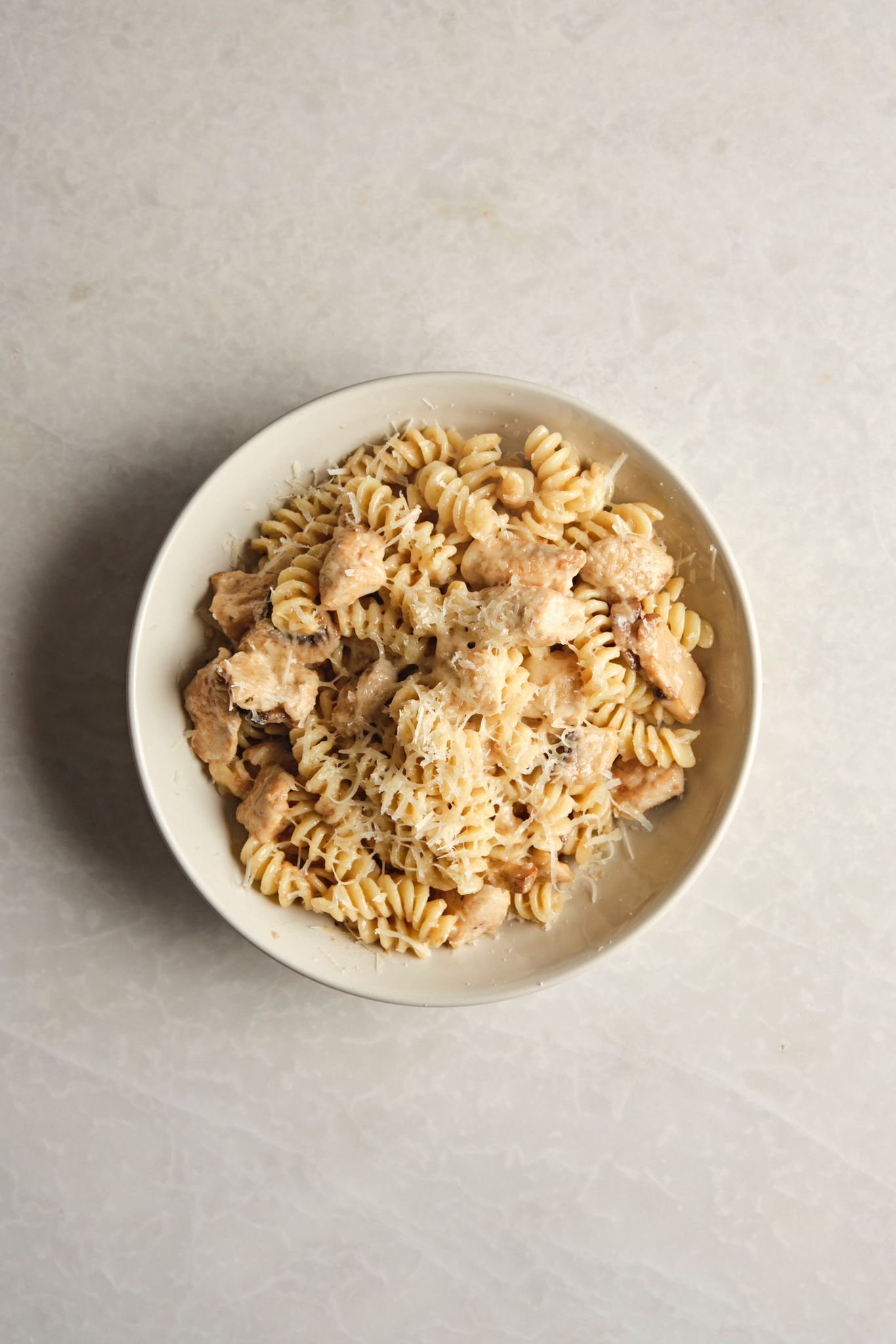 <b>creamy mushroom pasta w/ chicken</b><br>sauteed mushrooms, chicken (590 gr.)<br>1080 kcal
